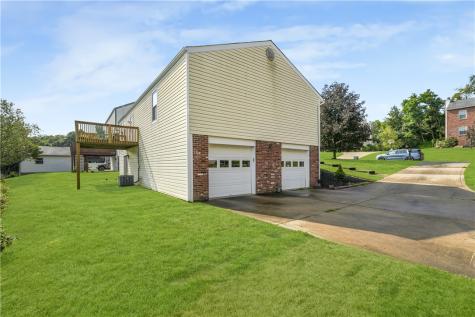 7326 Green Meadow Drive Imperial PA 15126