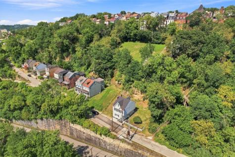 1042 Goehring Street Spring Hill PA 15212