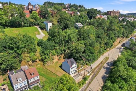 1042 Goehring Street Spring Hill PA 15212