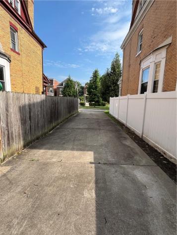6812 Mcpherson Boulevard E Pittsburgh PA 15208