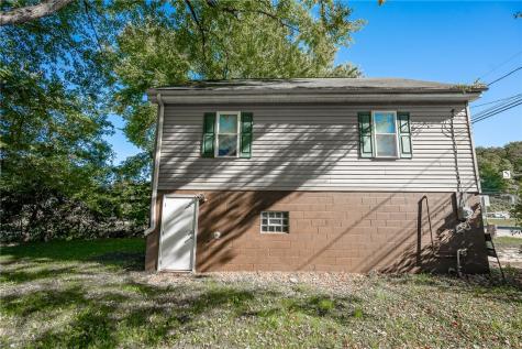 1717 1/2 5th Avenue Extension Manor Township PA 16226