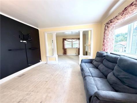 319 Manhattan Avenue Shaler PA 15223