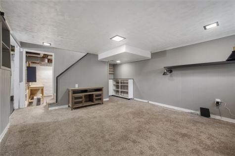 18 Charlton Street Ingram PA 15205