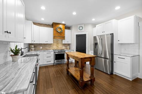 142 W. Bay View Drive Seneca SC 29672