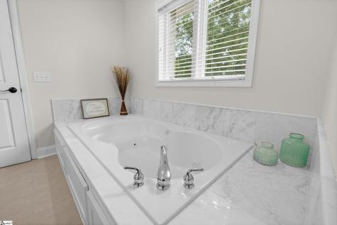 142 W. Bay View Drive Seneca SC 29672