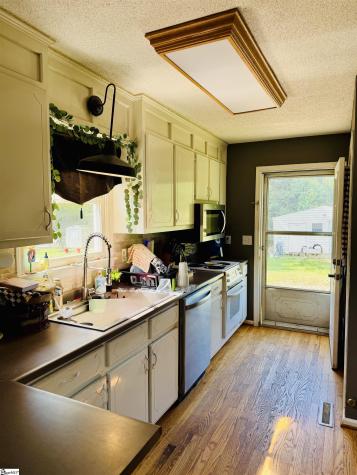 10479 Highway 101 Gray Court SC 29645