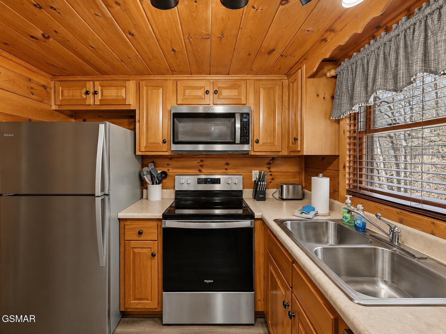 952 Iron Mtn Road Pigeon Forge TN 37863