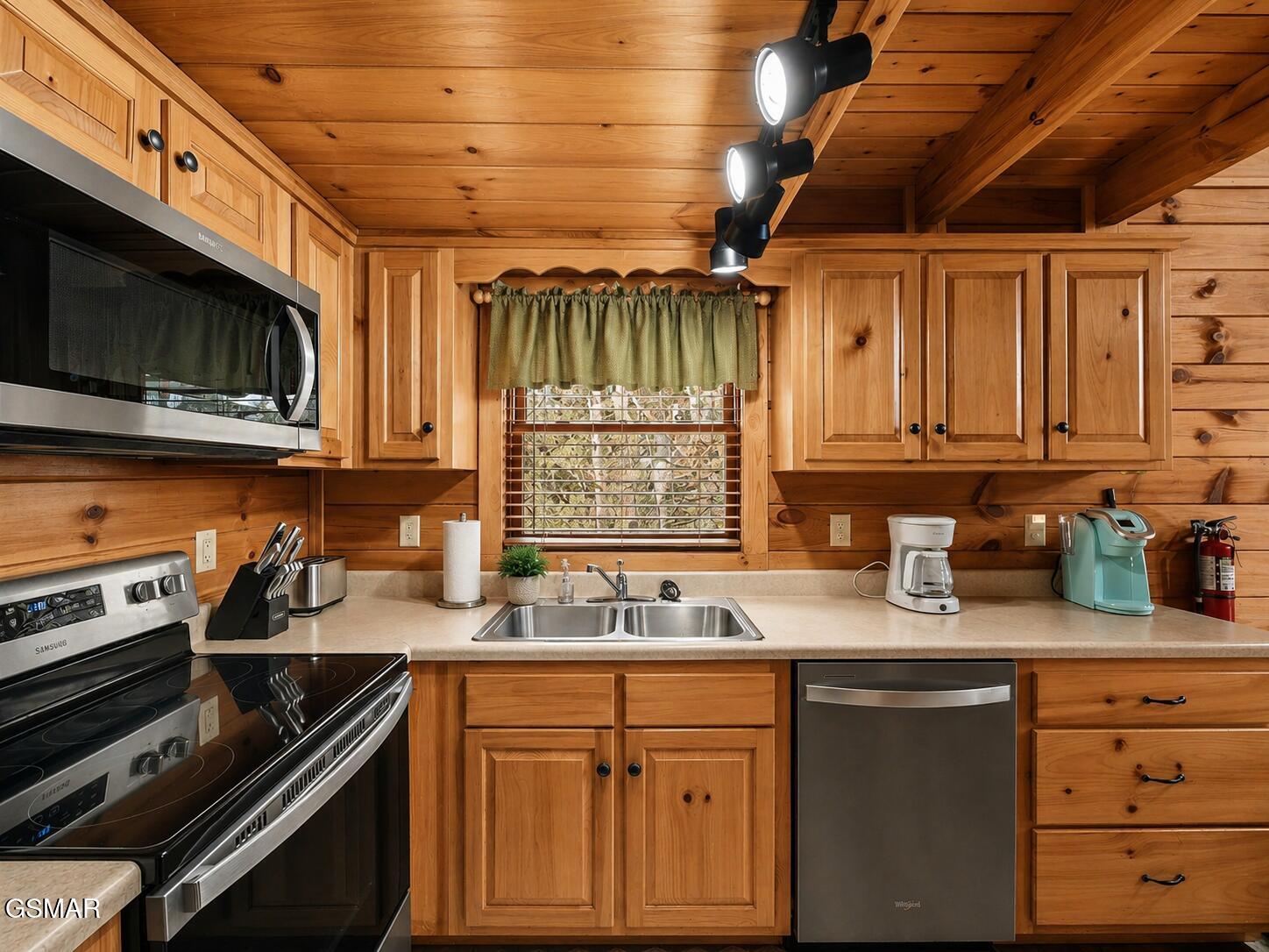952 Iron Mtn Road Pigeon Forge TN 37863