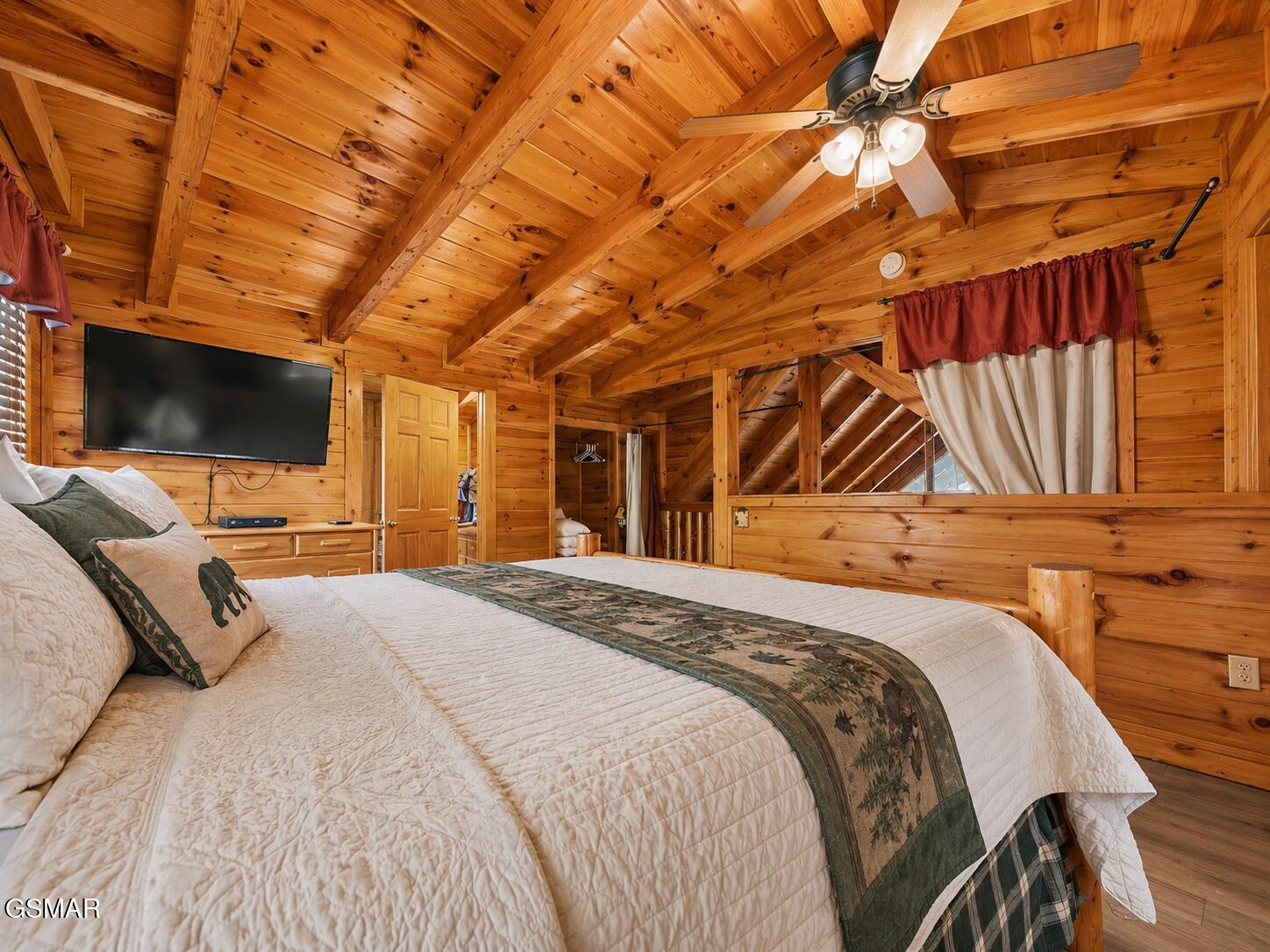 952 Iron Mtn Road Pigeon Forge TN 37863