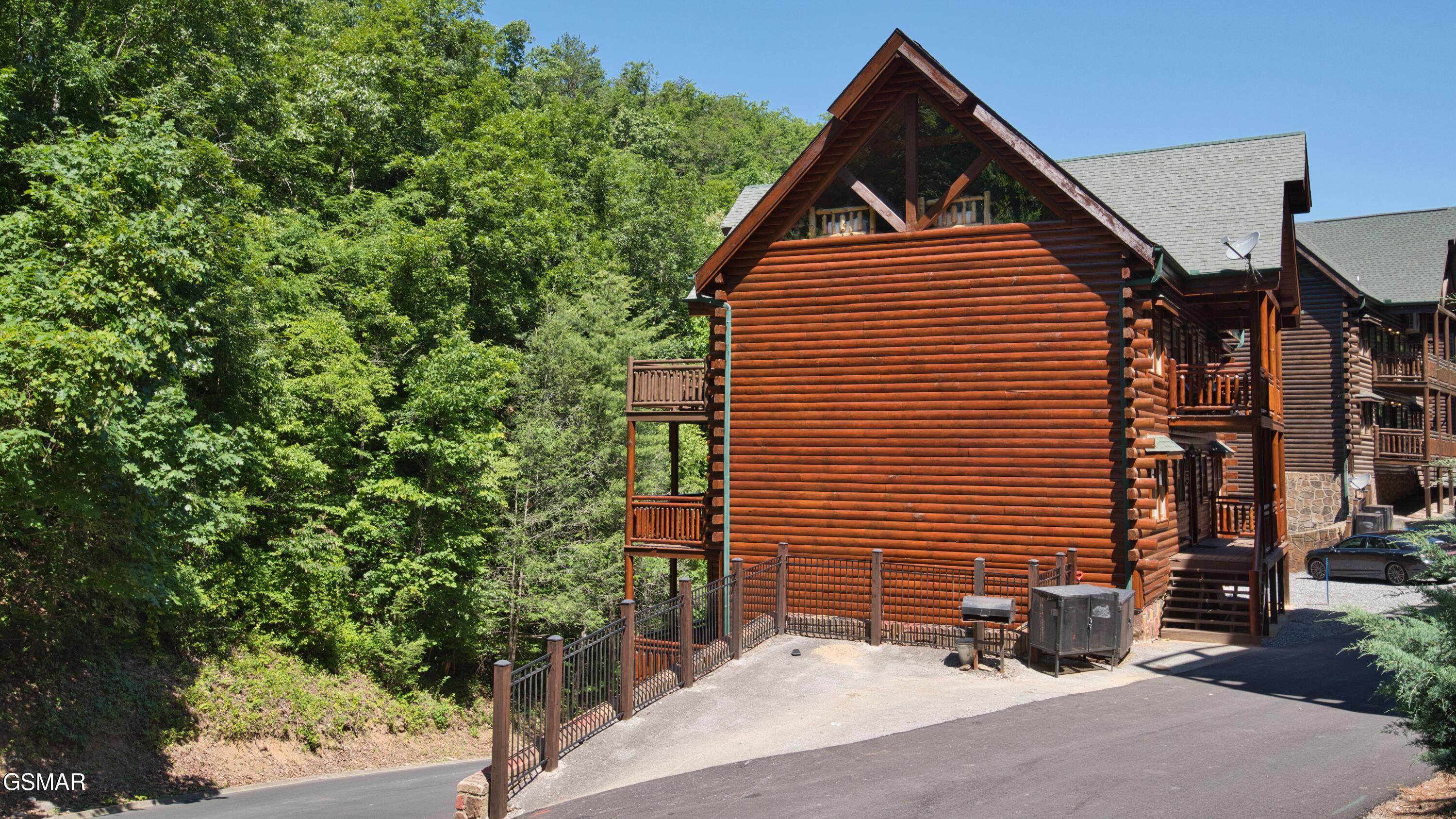 1124 Black Bear Cub Way Sevierville TN 37862