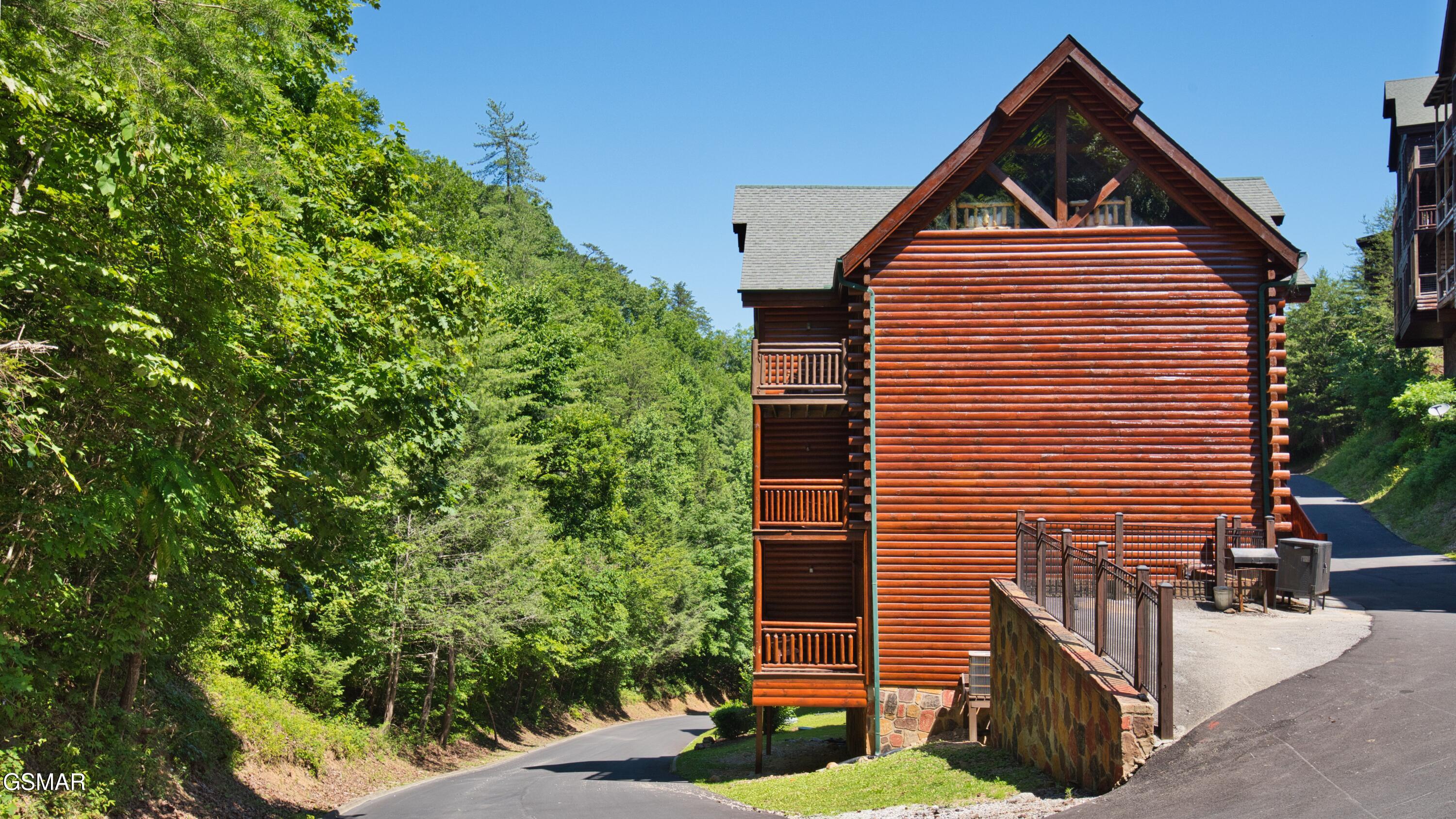 1124 Black Bear Cub Way Sevierville TN 37862
