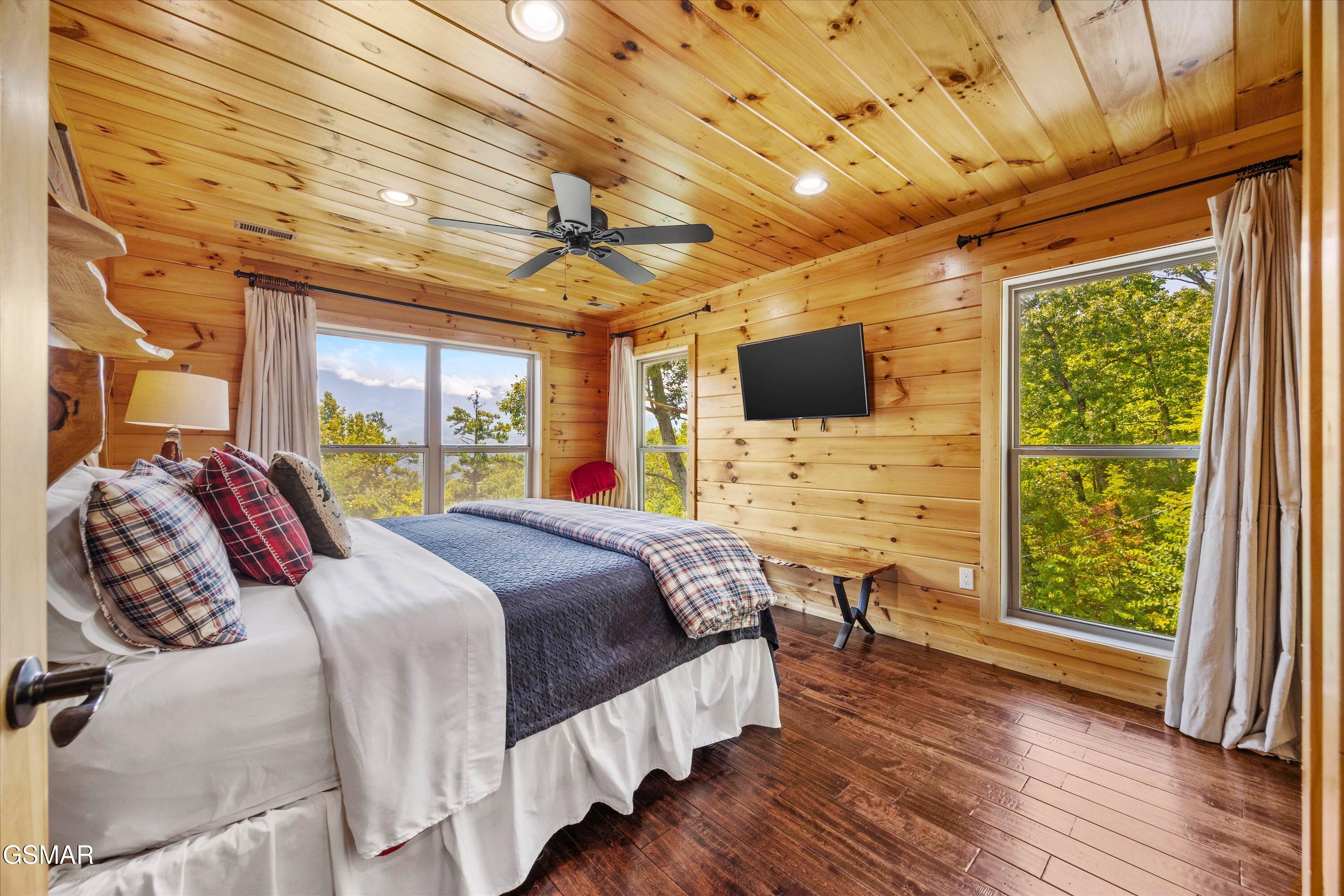 933 E Foothills Drive Gatlinburg TN 37738