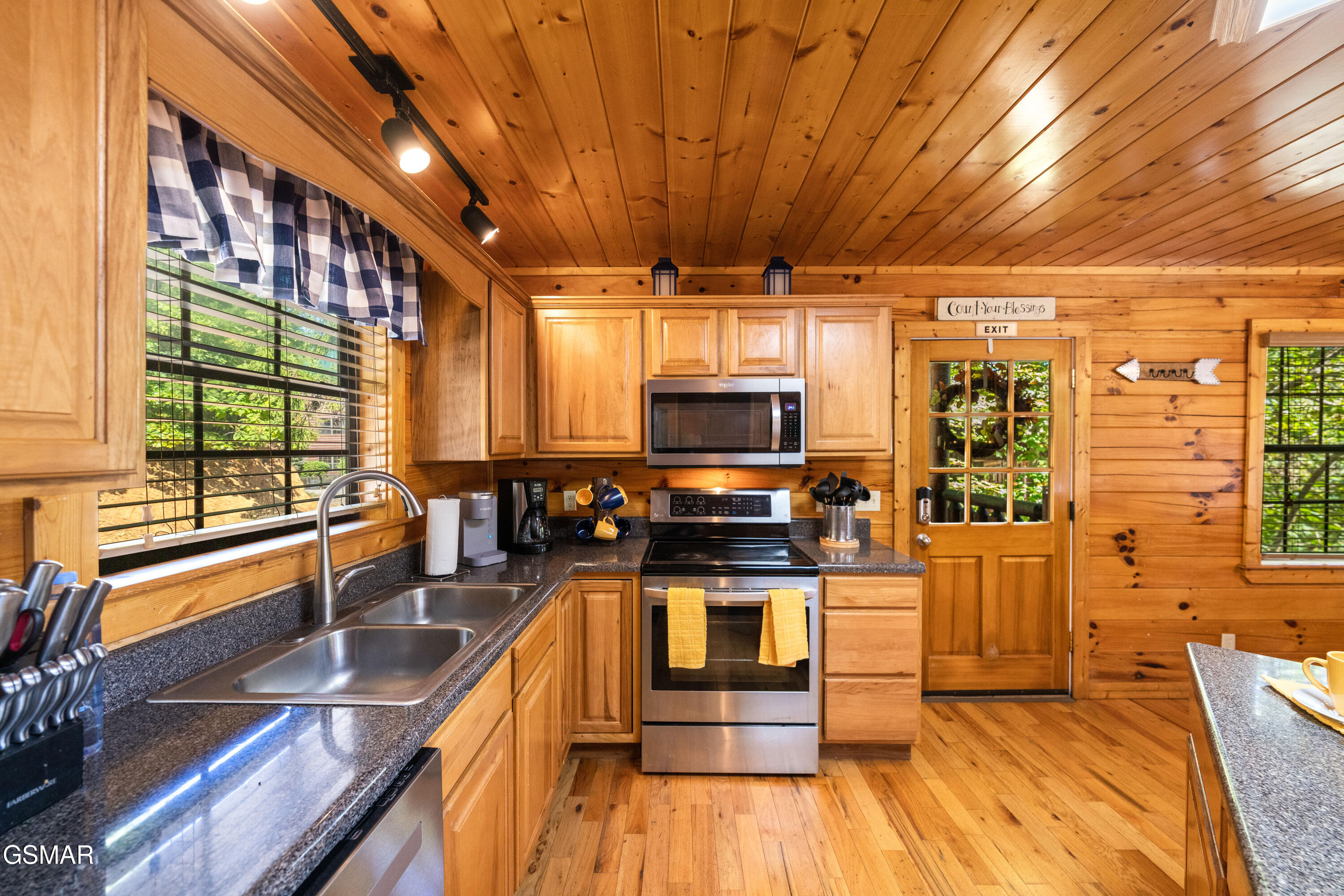 1642 Kissing Way Sevierville TN 37862