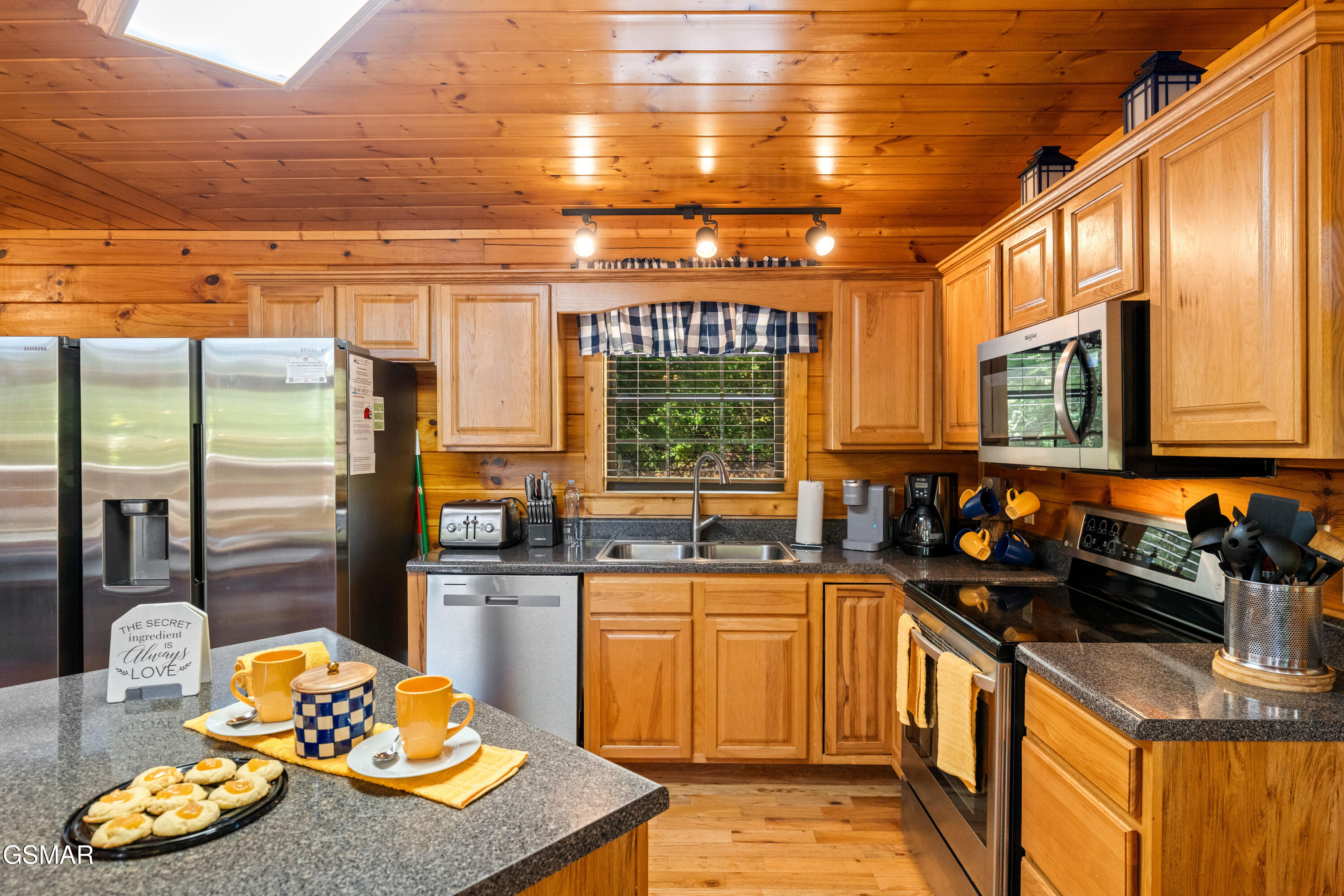1642 Kissing Way Sevierville TN 37862