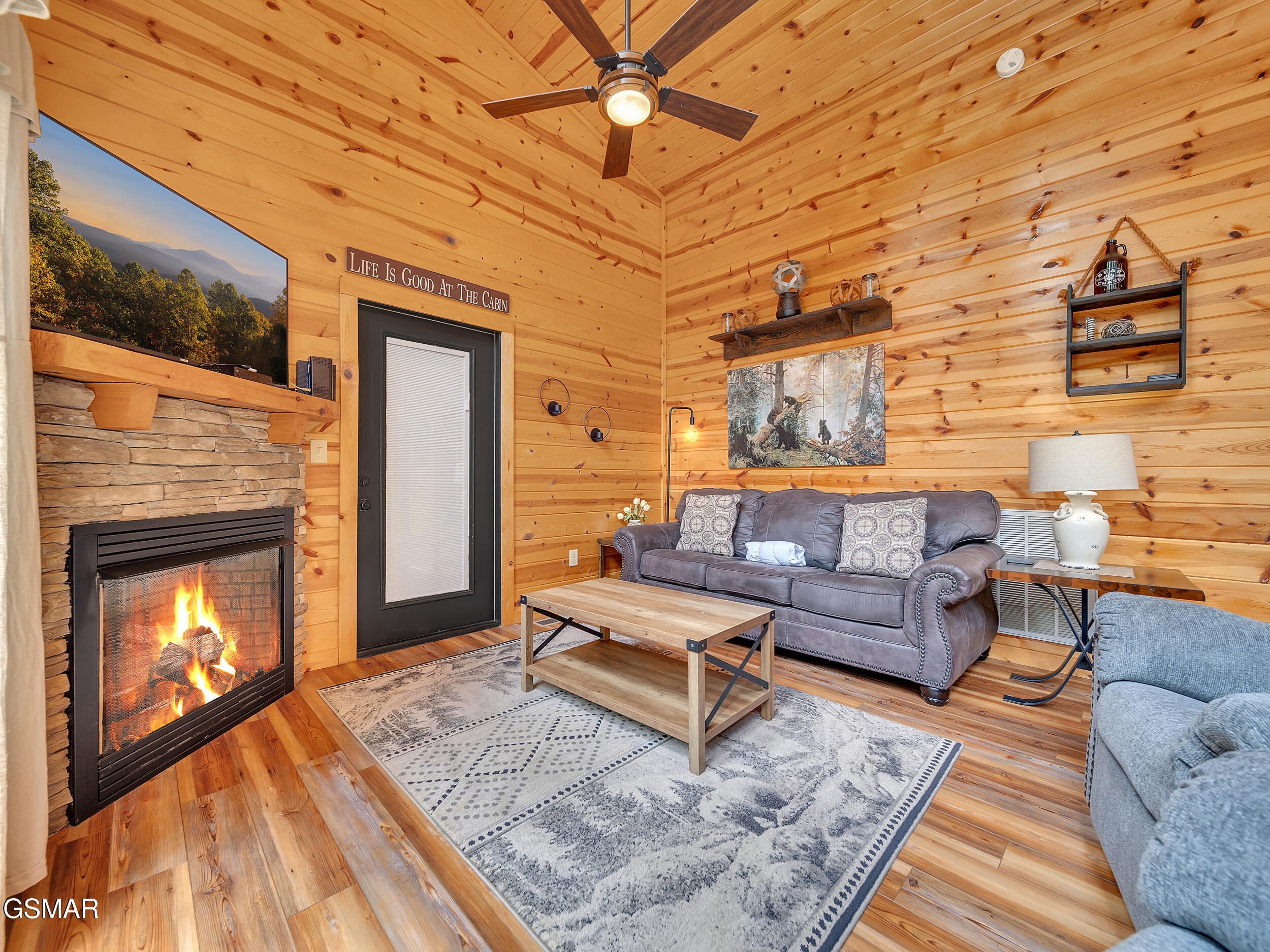 2404 Bobs Pass Sevierville TN 37876