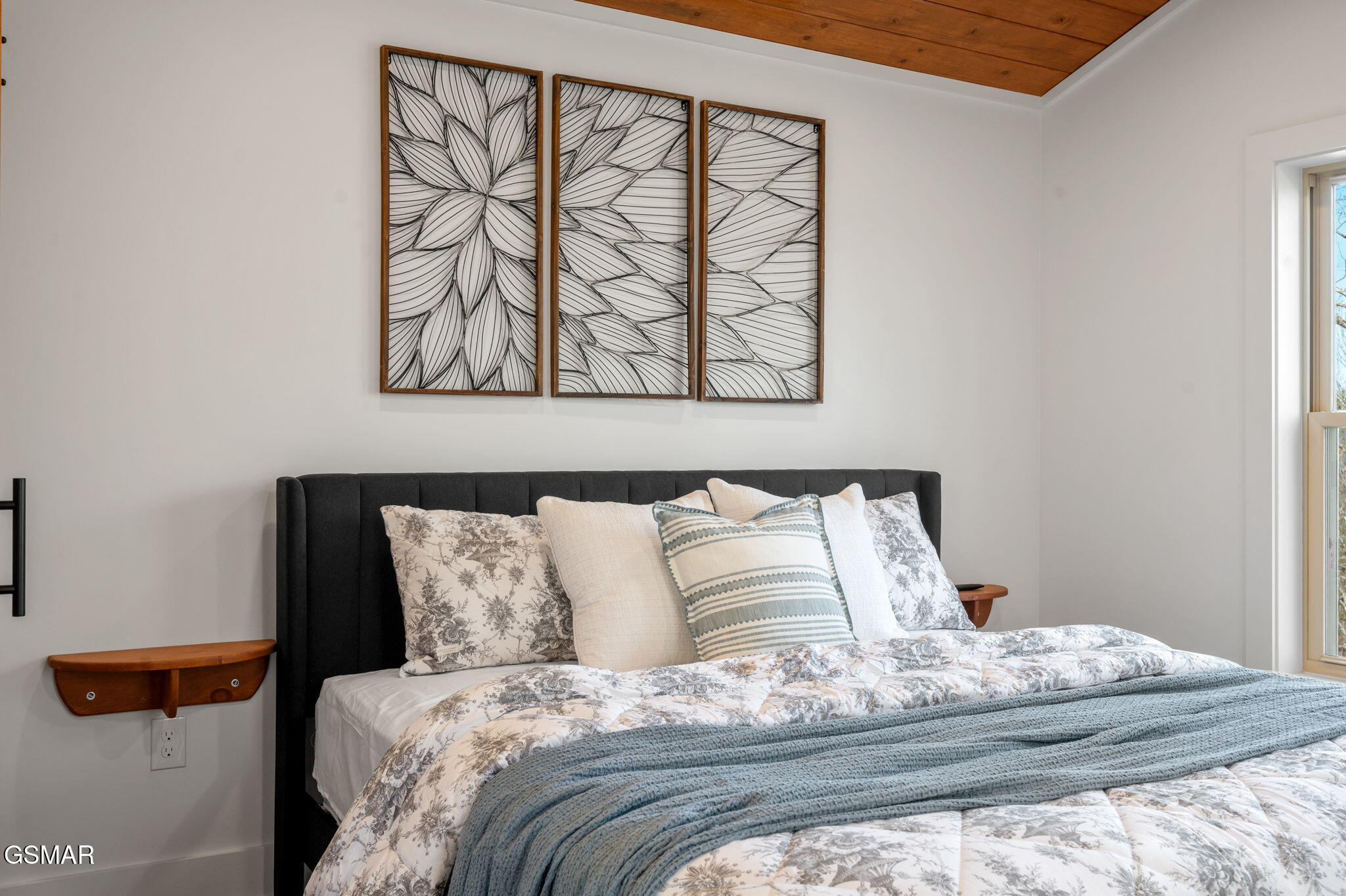 2385 Forge Hideaway Loop Pigeon Forge TN 37863