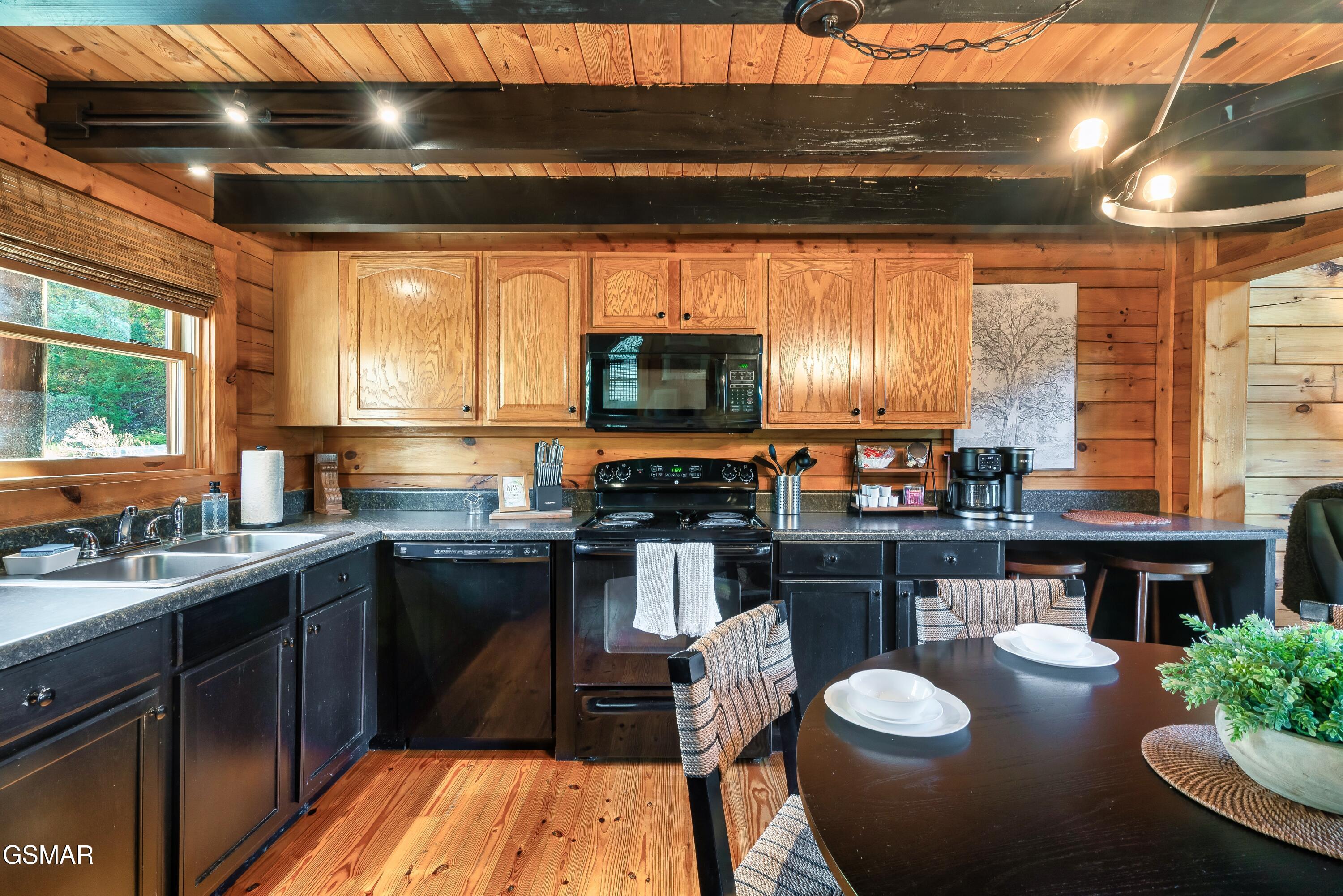 1058/1060 Pinecrest Way Sevierville TN 37862