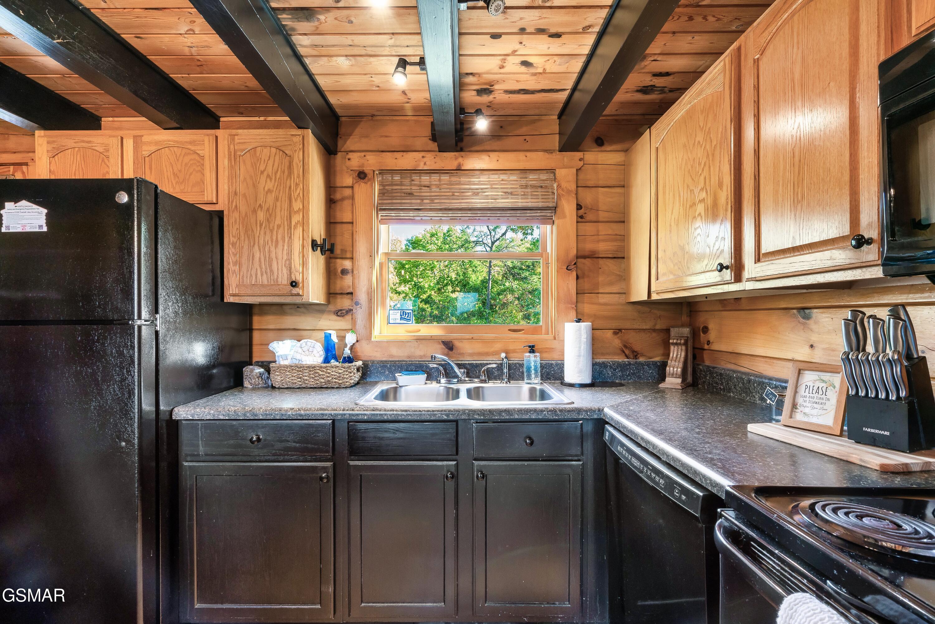 1058/1060 Pinecrest Way Sevierville TN 37862