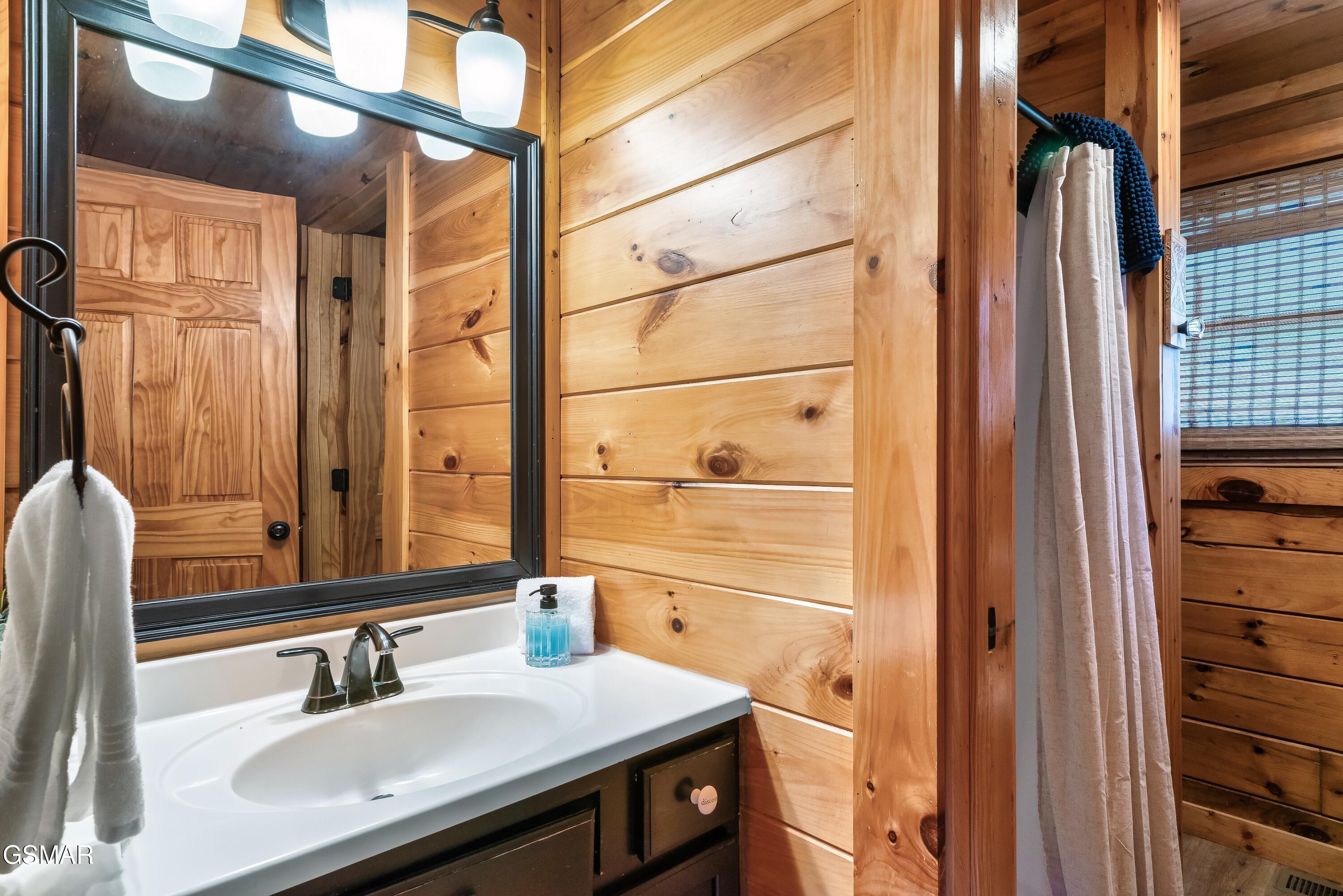 1058/1060 Pinecrest Way Sevierville TN 37862