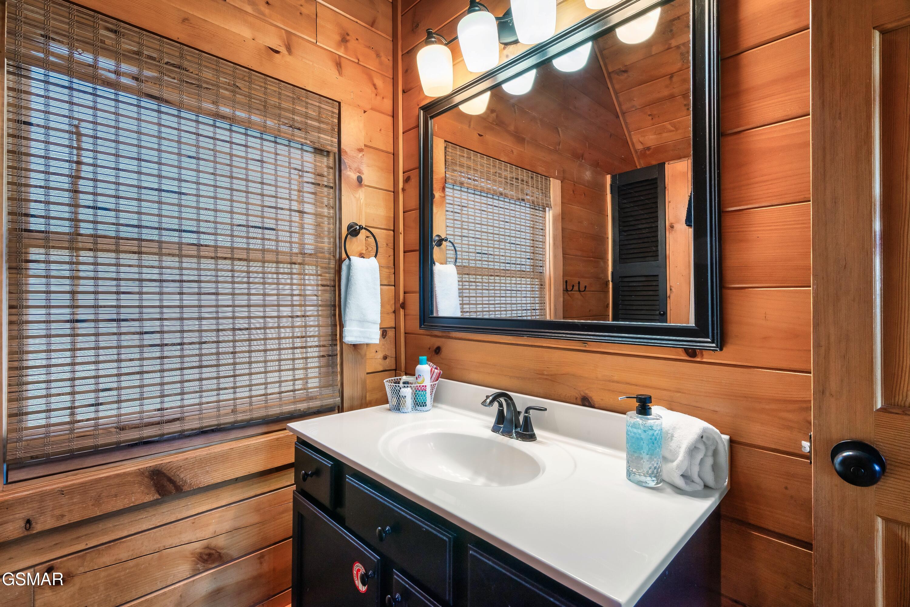 1058/1060 Pinecrest Way Sevierville TN 37862