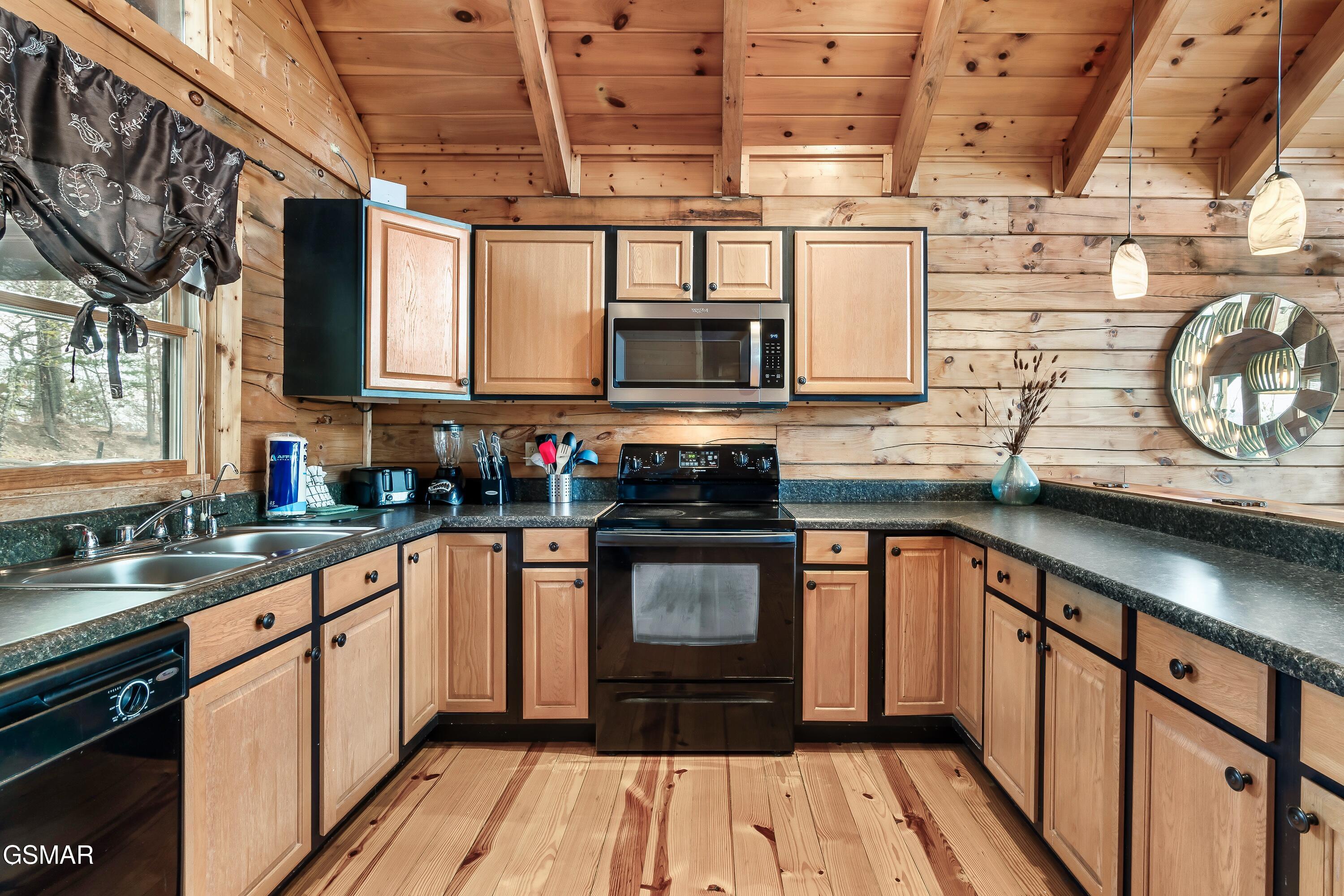 1058/1060 Pinecrest Way Sevierville TN 37862