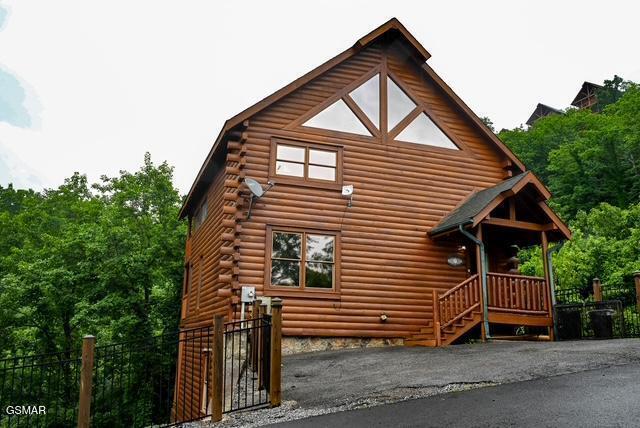 1044 Black Bear Cub Way Sevierville TN 37862