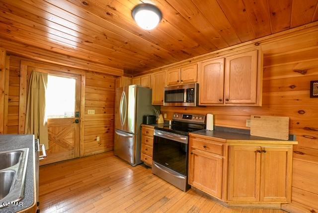 1044 Black Bear Cub Way Sevierville TN 37862