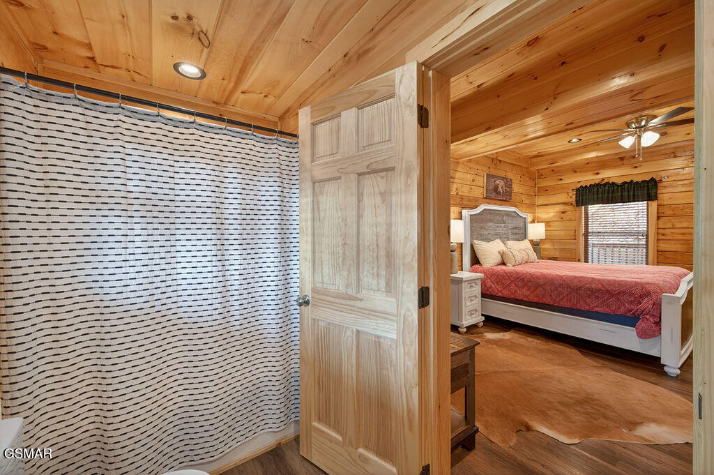 826 String Run Way Pigeon Forge TN 37863