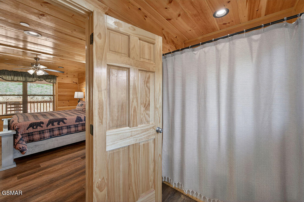 826 String Run Way Pigeon Forge TN 37863