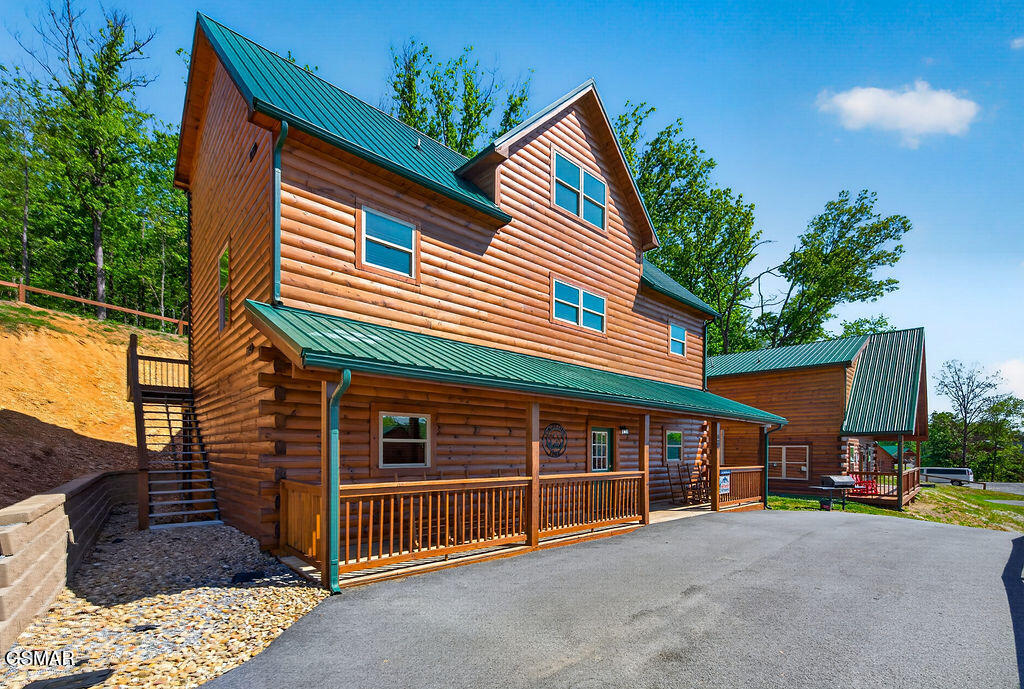 826 String Run Way Pigeon Forge TN 37863