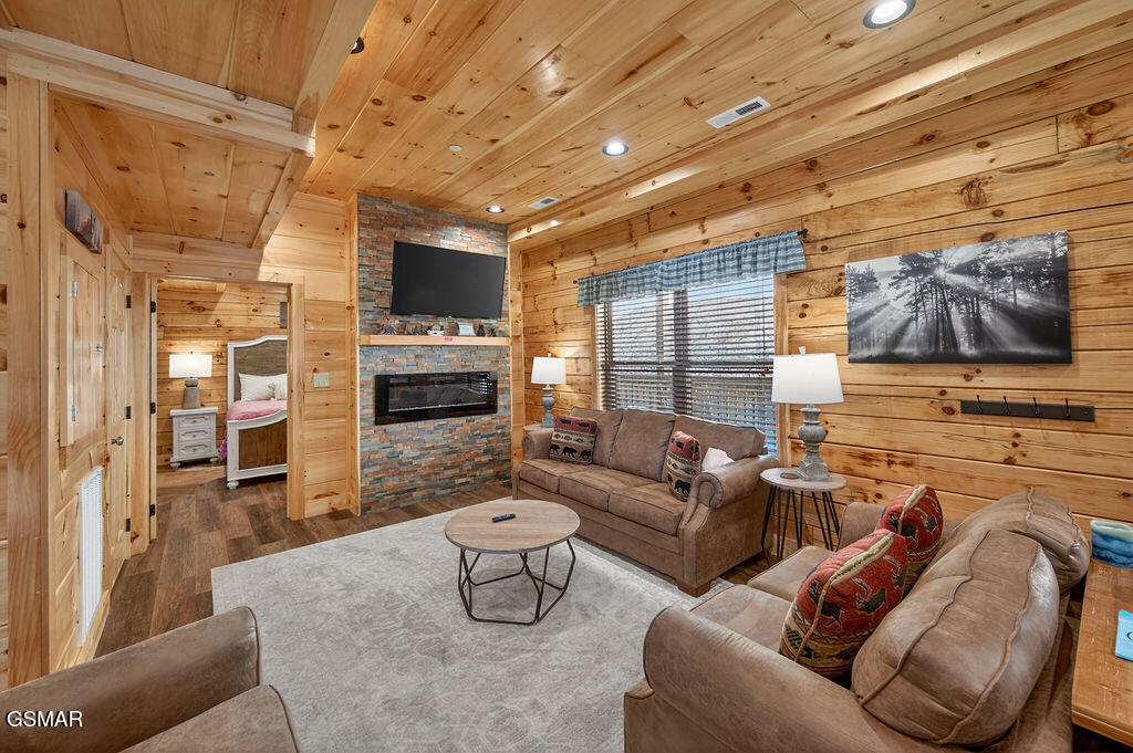 826 String Run Way Pigeon Forge TN 37863