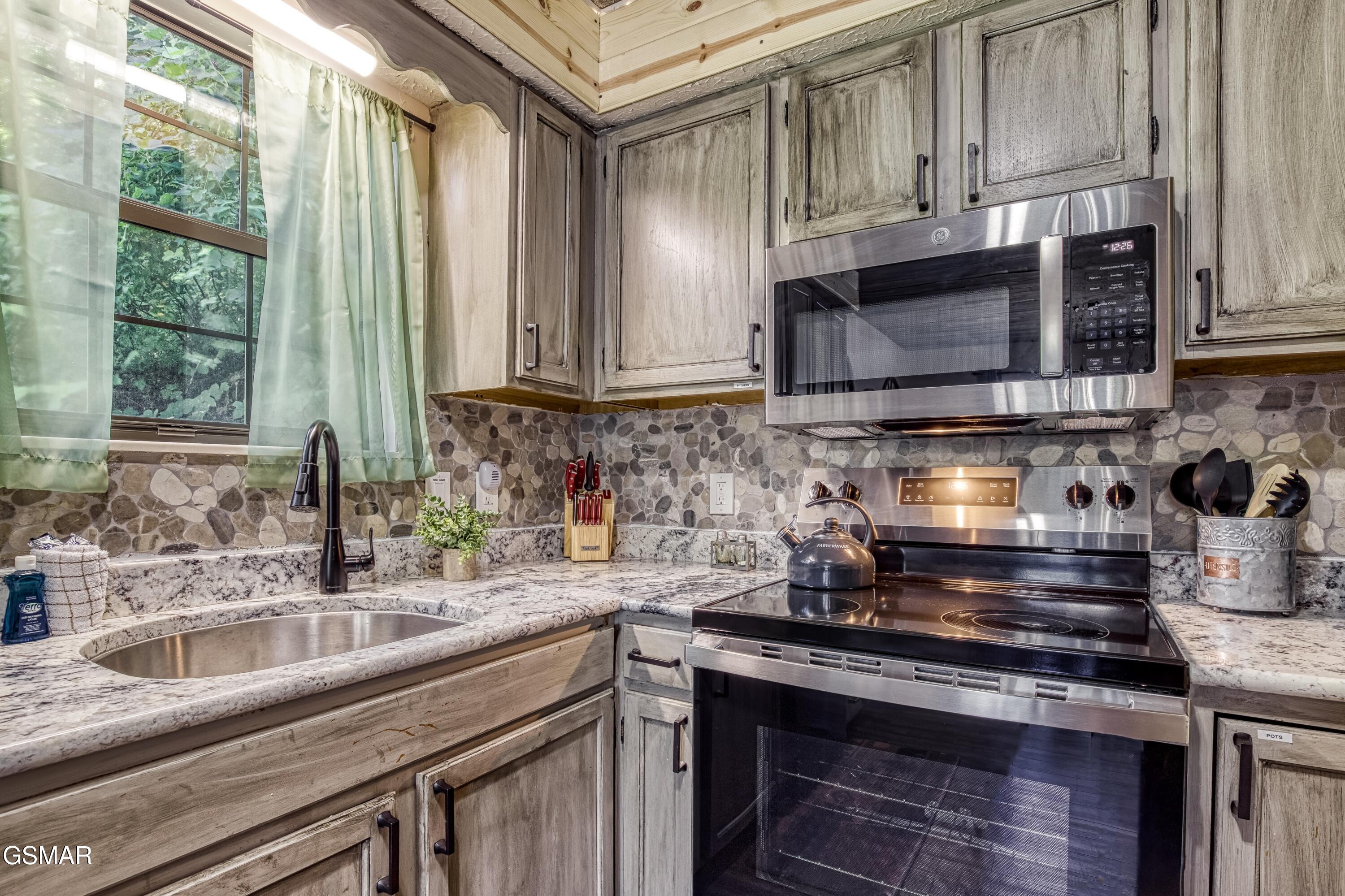 4256/4260 New Pioneer Trail Pigeon Forge TN 37863