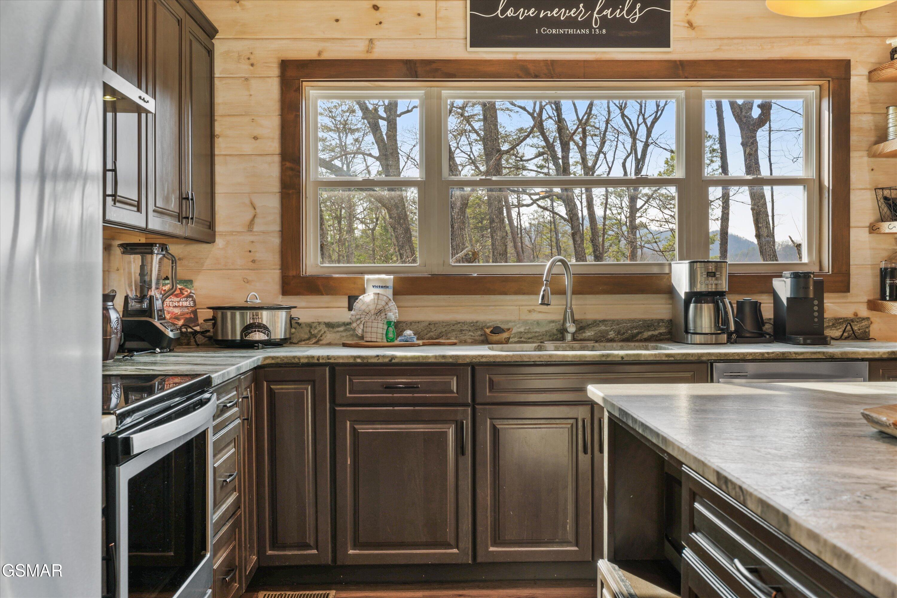 2529 Mountain Holly Way Sevierville TN 37862