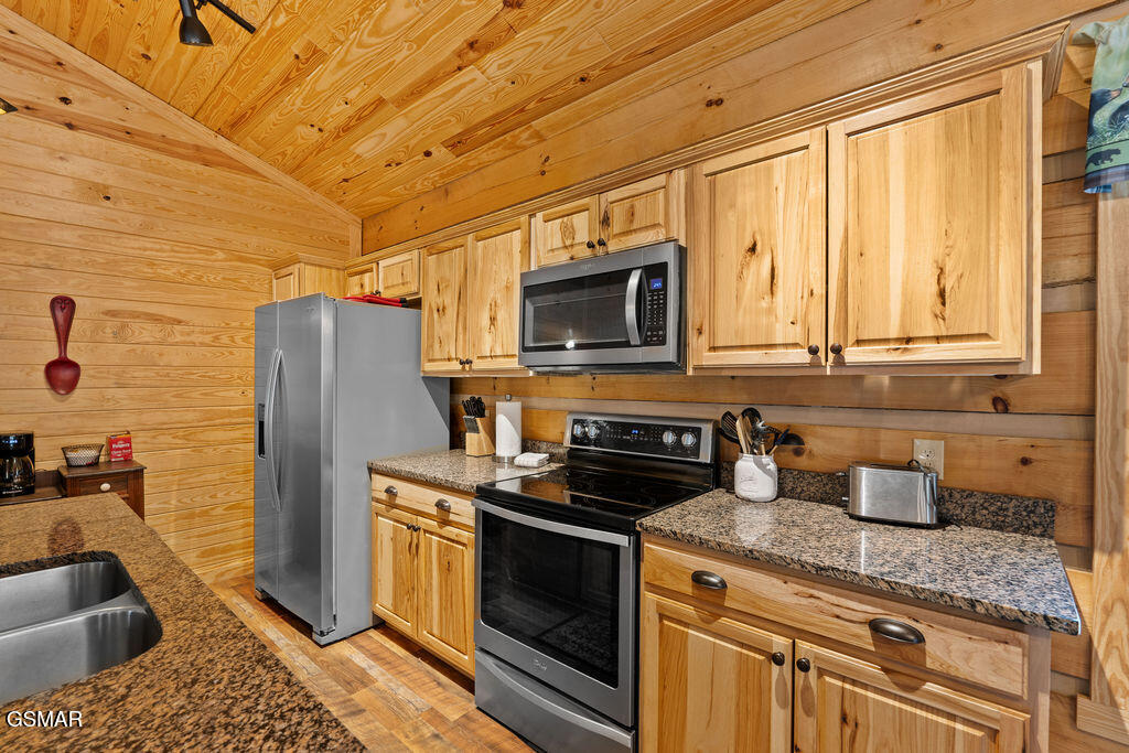 3393 Grand Country Drive Cosby TN 37722