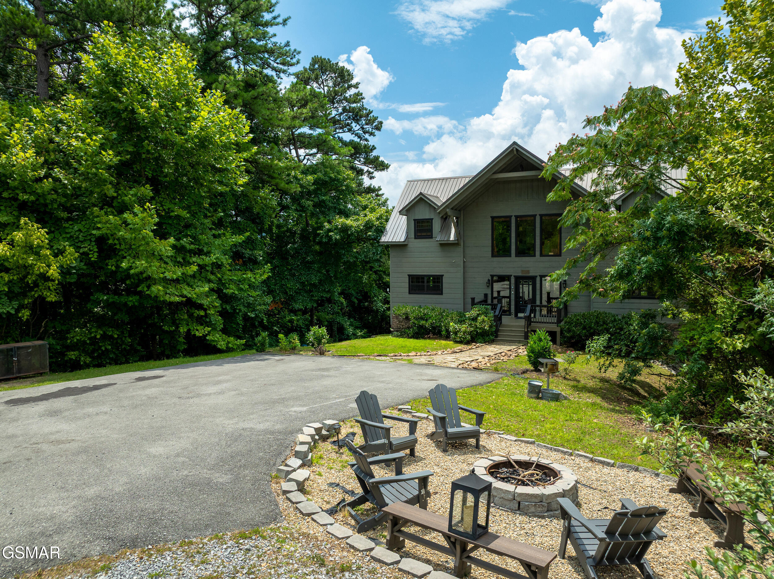 1118 Eagle Pointe Way Pigeon Forge TN 37863