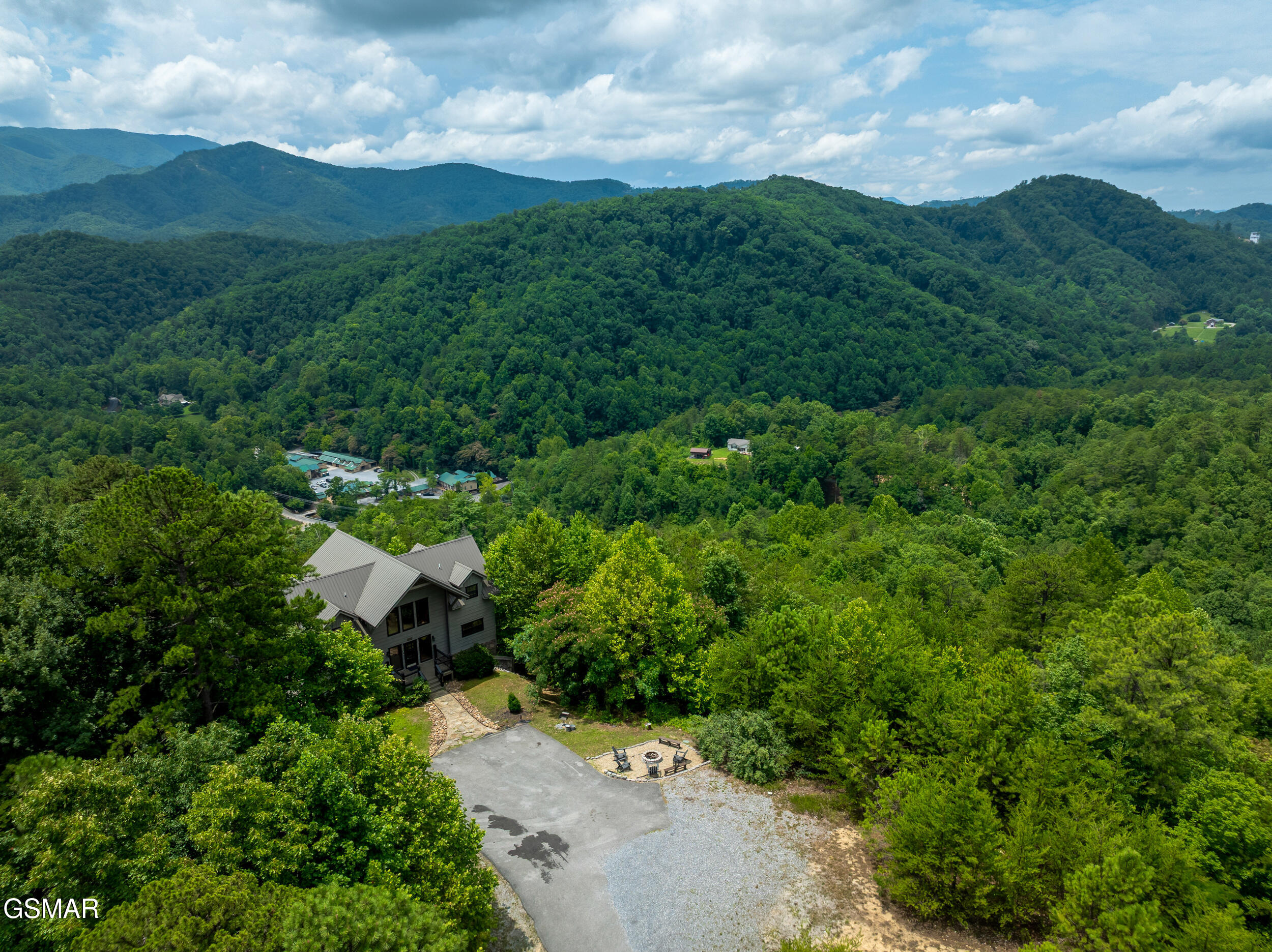 1118 Eagle Pointe Way Pigeon Forge TN 37863