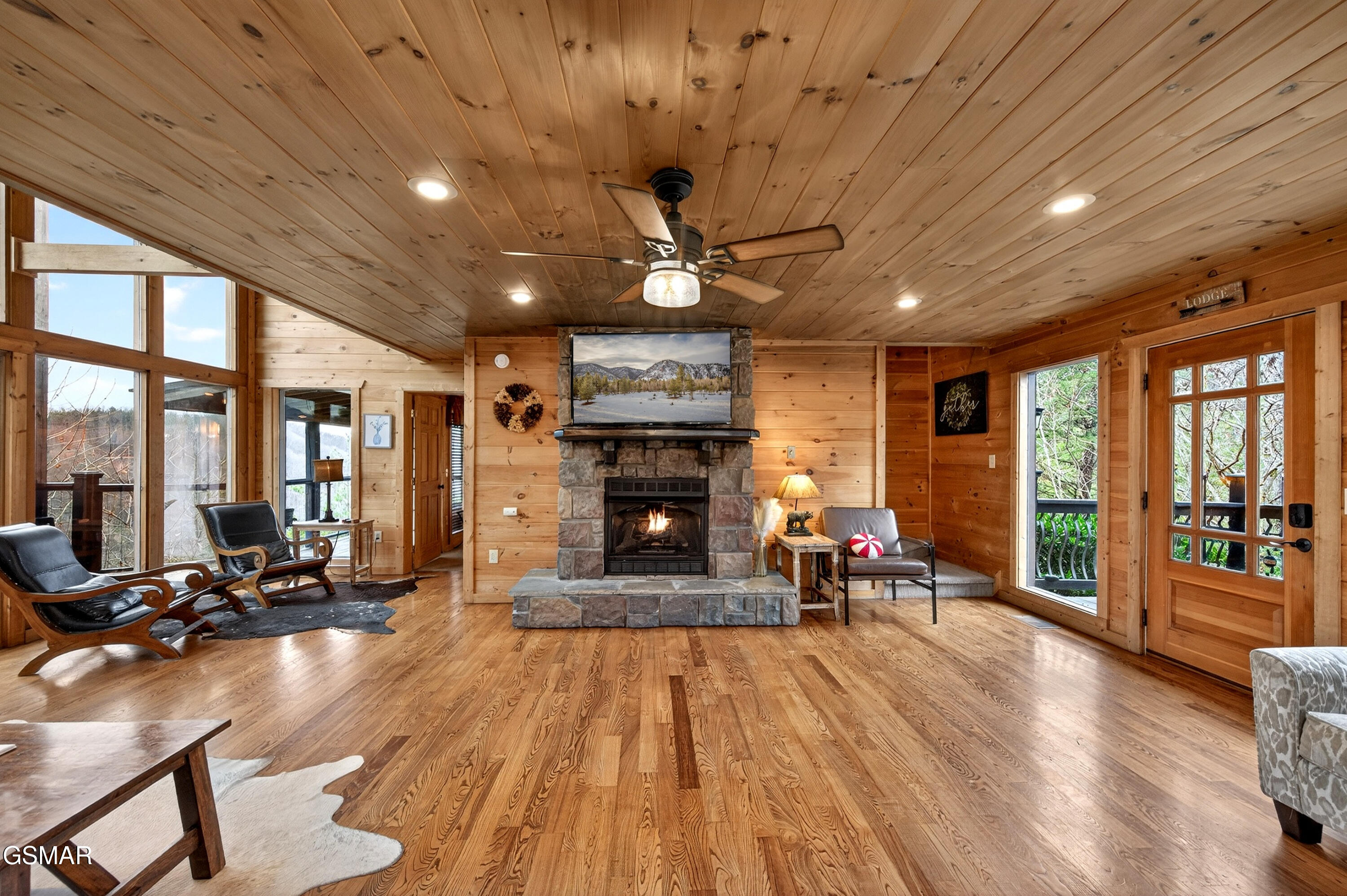 1118 Eagle Pointe Way Pigeon Forge TN 37863