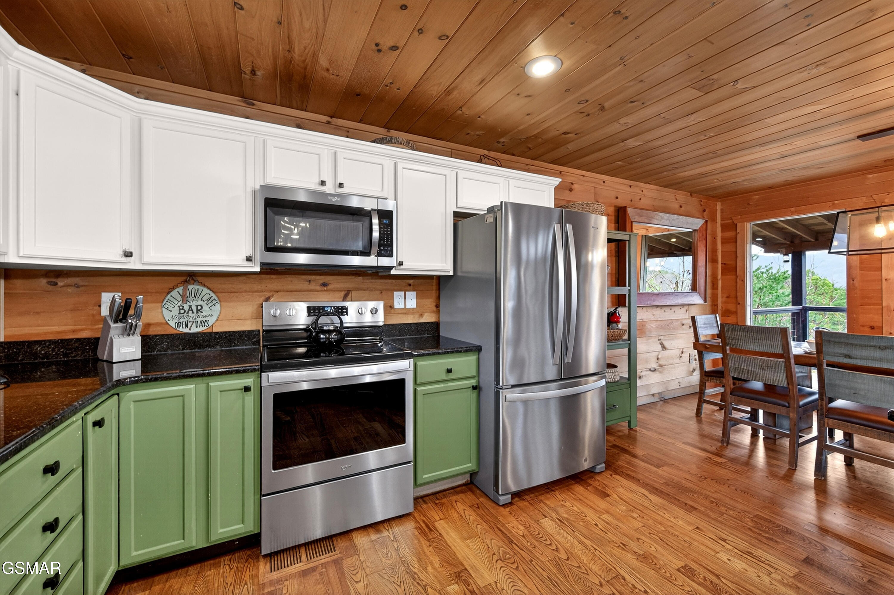 1118 Eagle Pointe Way Pigeon Forge TN 37863