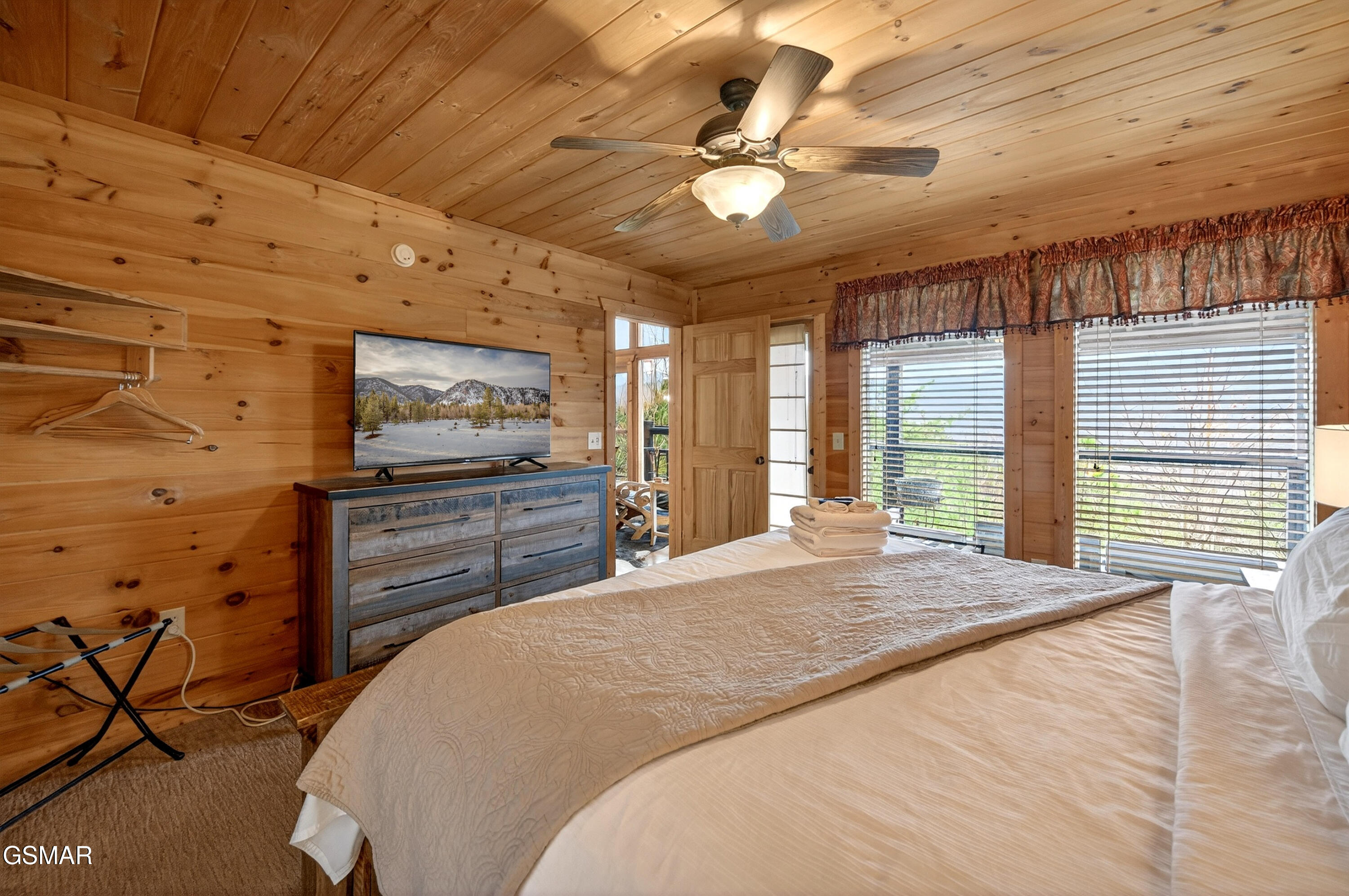 1118 Eagle Pointe Way Pigeon Forge TN 37863