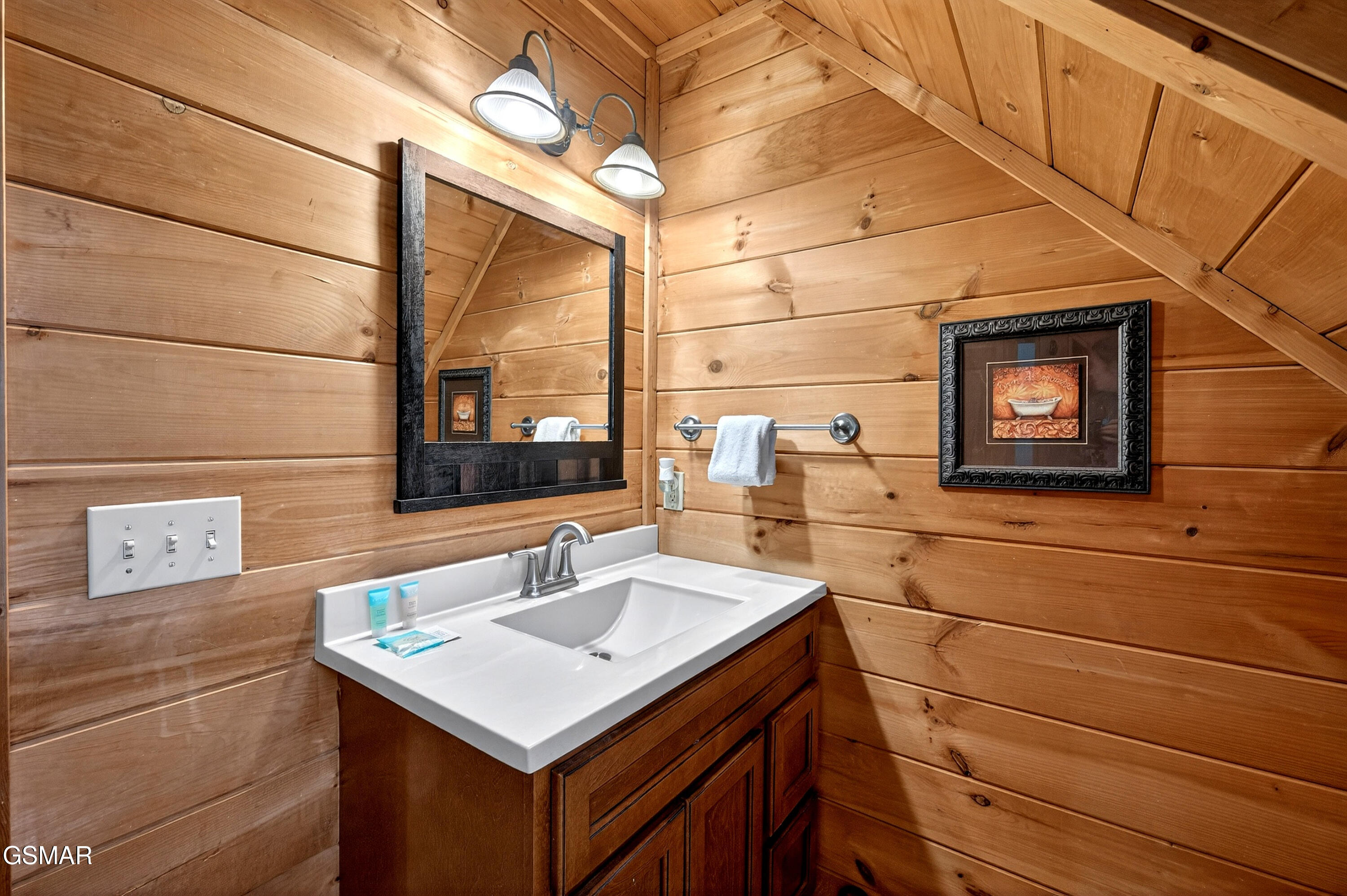 1118 Eagle Pointe Way Pigeon Forge TN 37863
