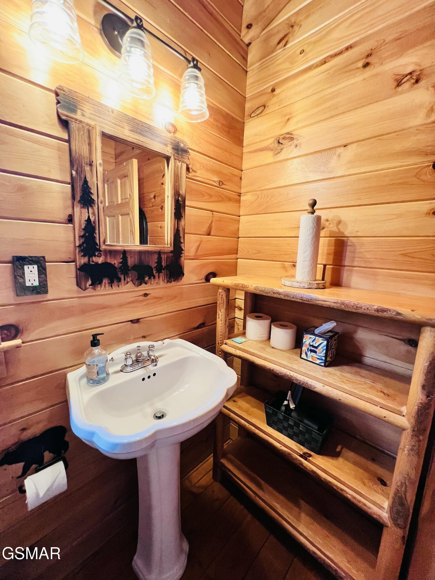 2527 Raccoon Hollow Way Sevierville TN 37862