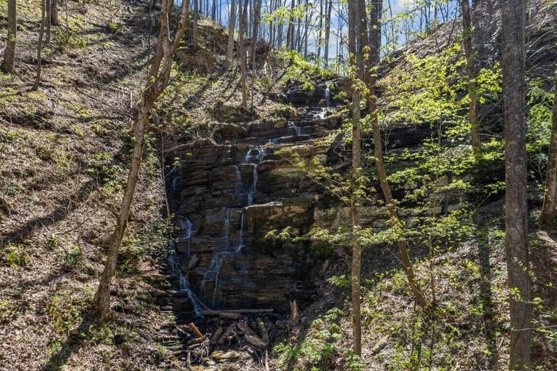 2440 Paradise Falls Way Sevierville TN 37862