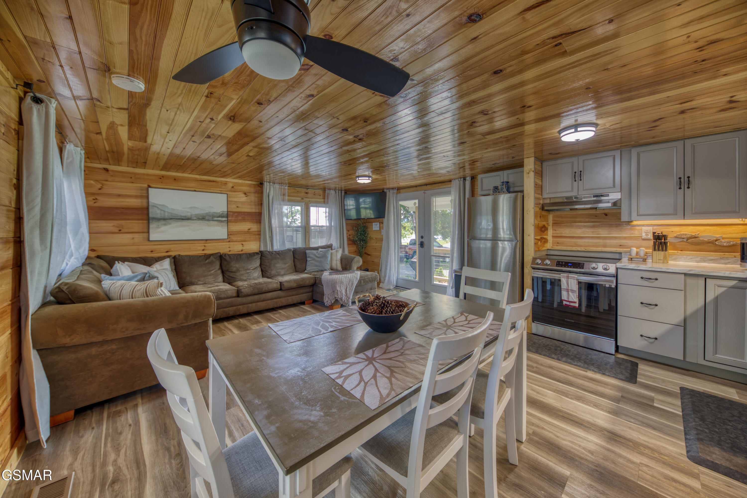 1239 Fishermans Way Sevierville TN 37876