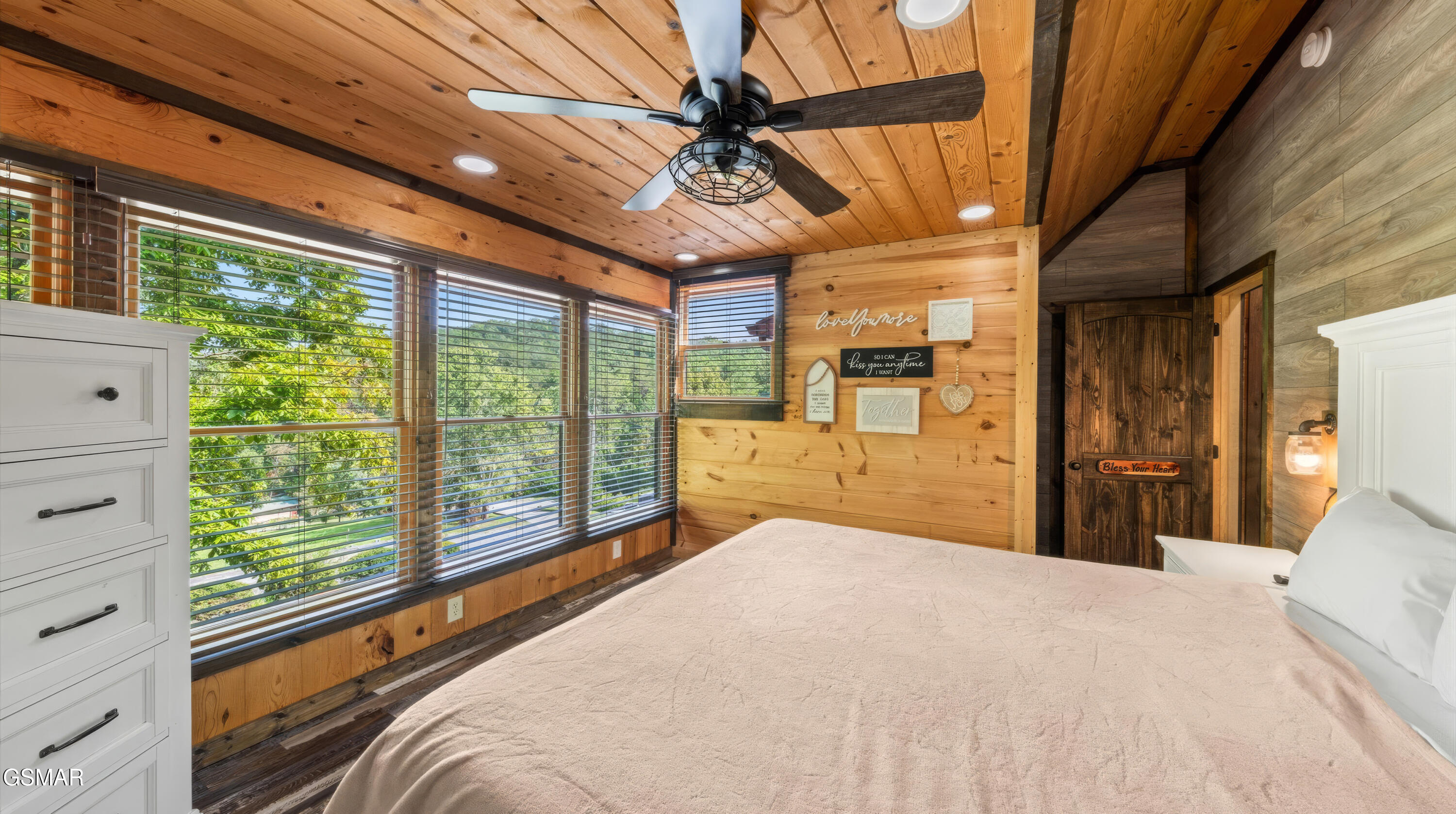 2209 Henderson Springs Road Pigeon Forge TN 37863