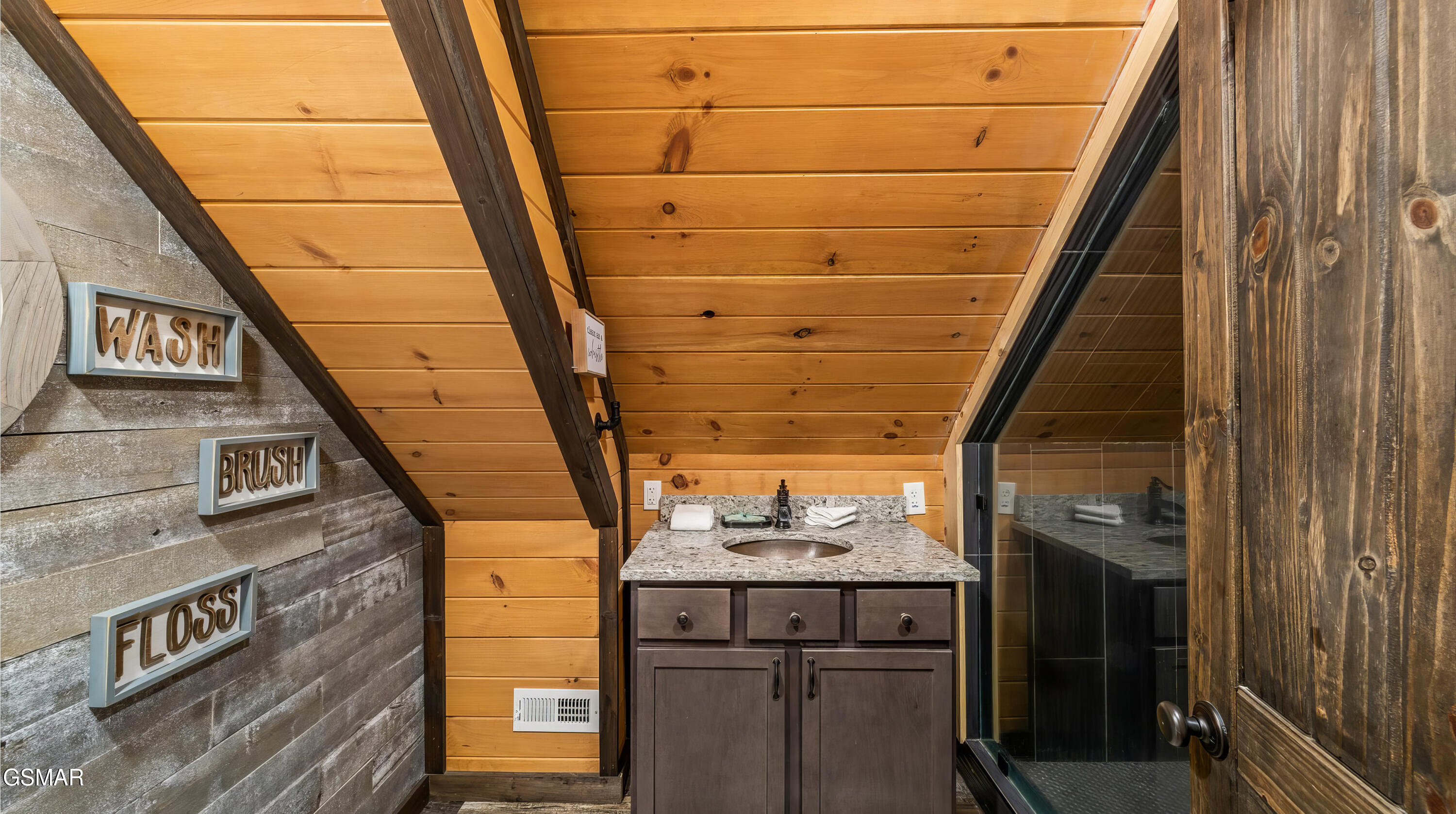 2209 Henderson Springs Road Pigeon Forge TN 37863