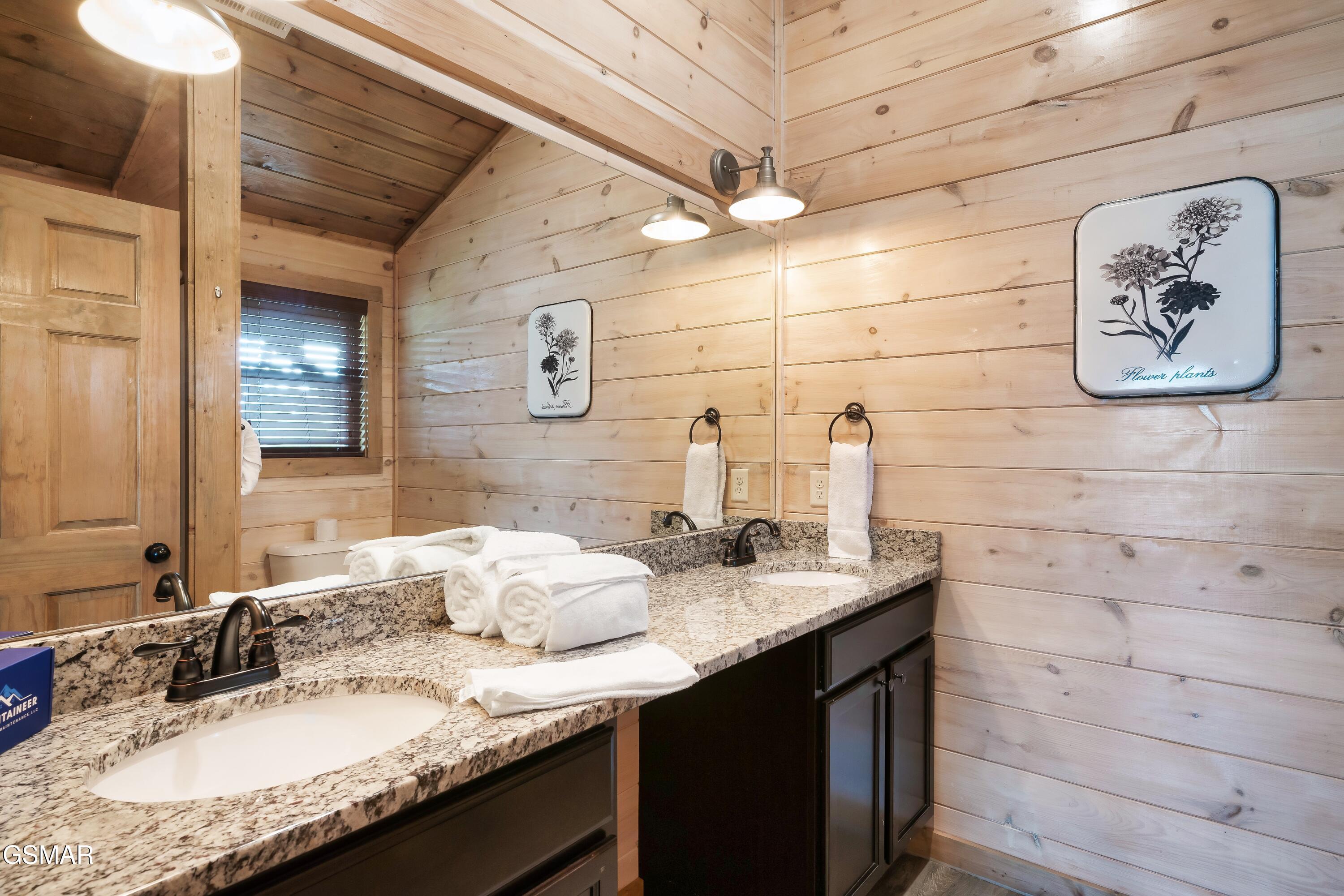 1129 Cove Falls Way Pigeon Forge TN 37863