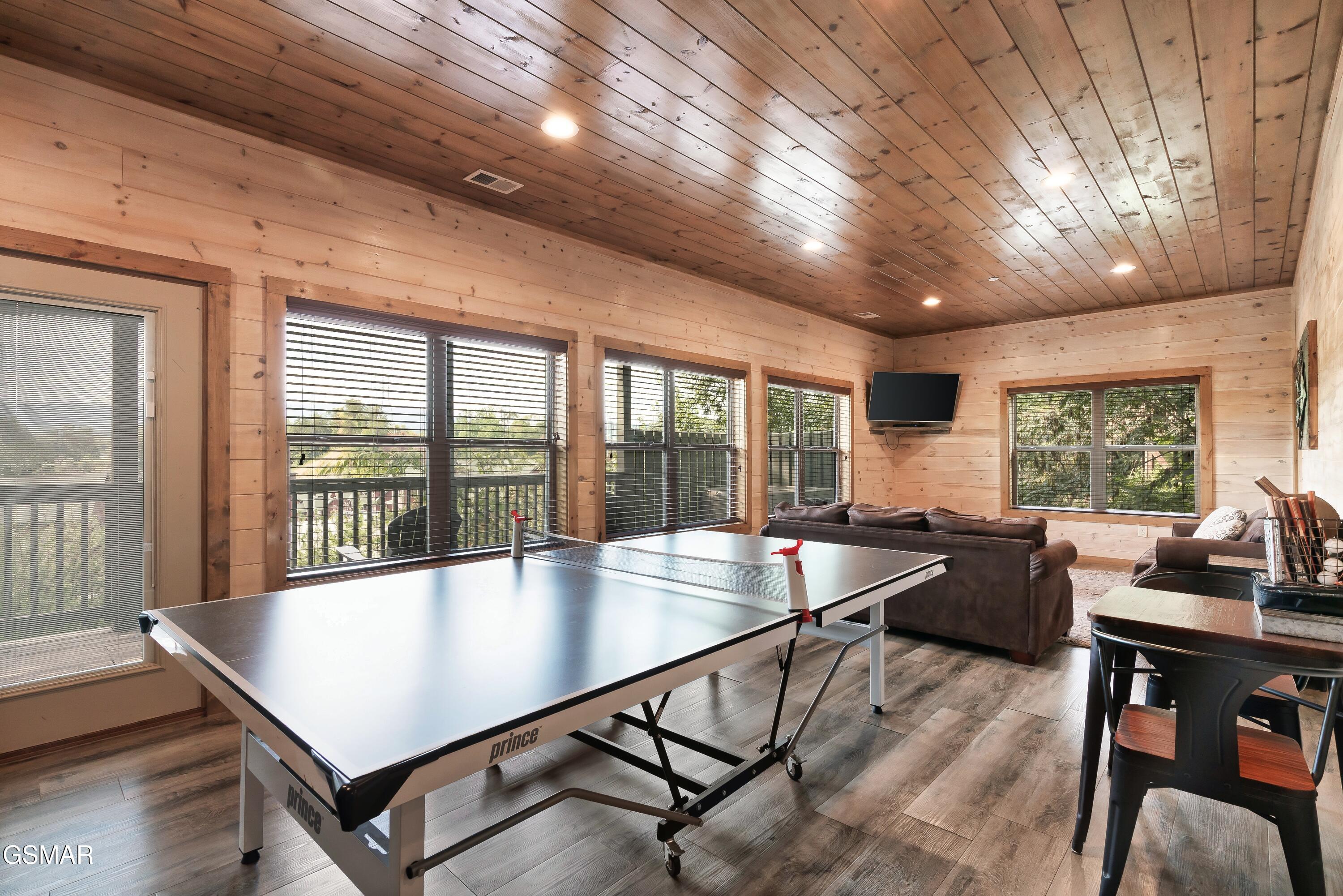 1129 Cove Falls Way Pigeon Forge TN 37863