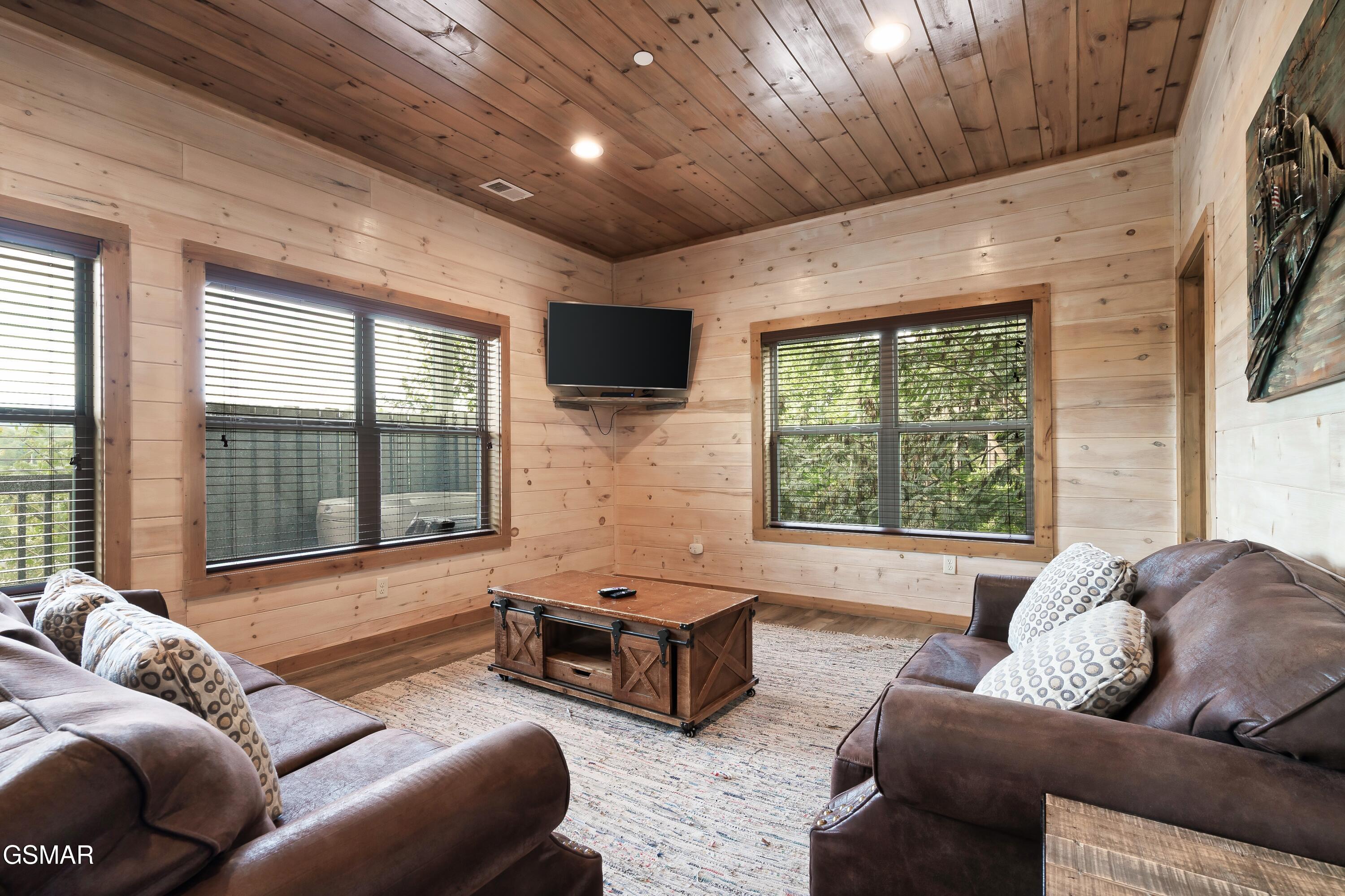 1129 Cove Falls Way Pigeon Forge TN 37863