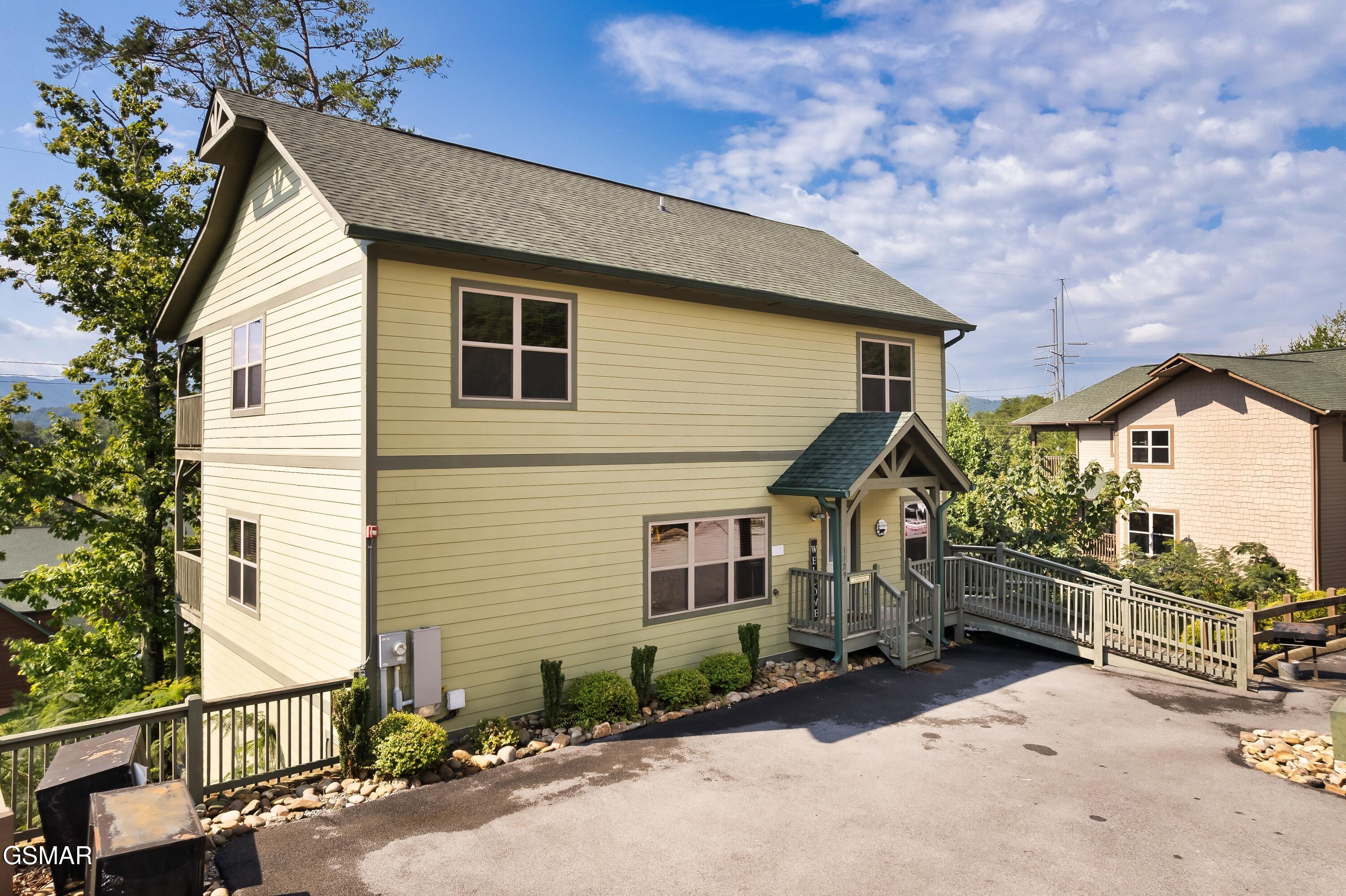 1129 Cove Falls Way Pigeon Forge TN 37863