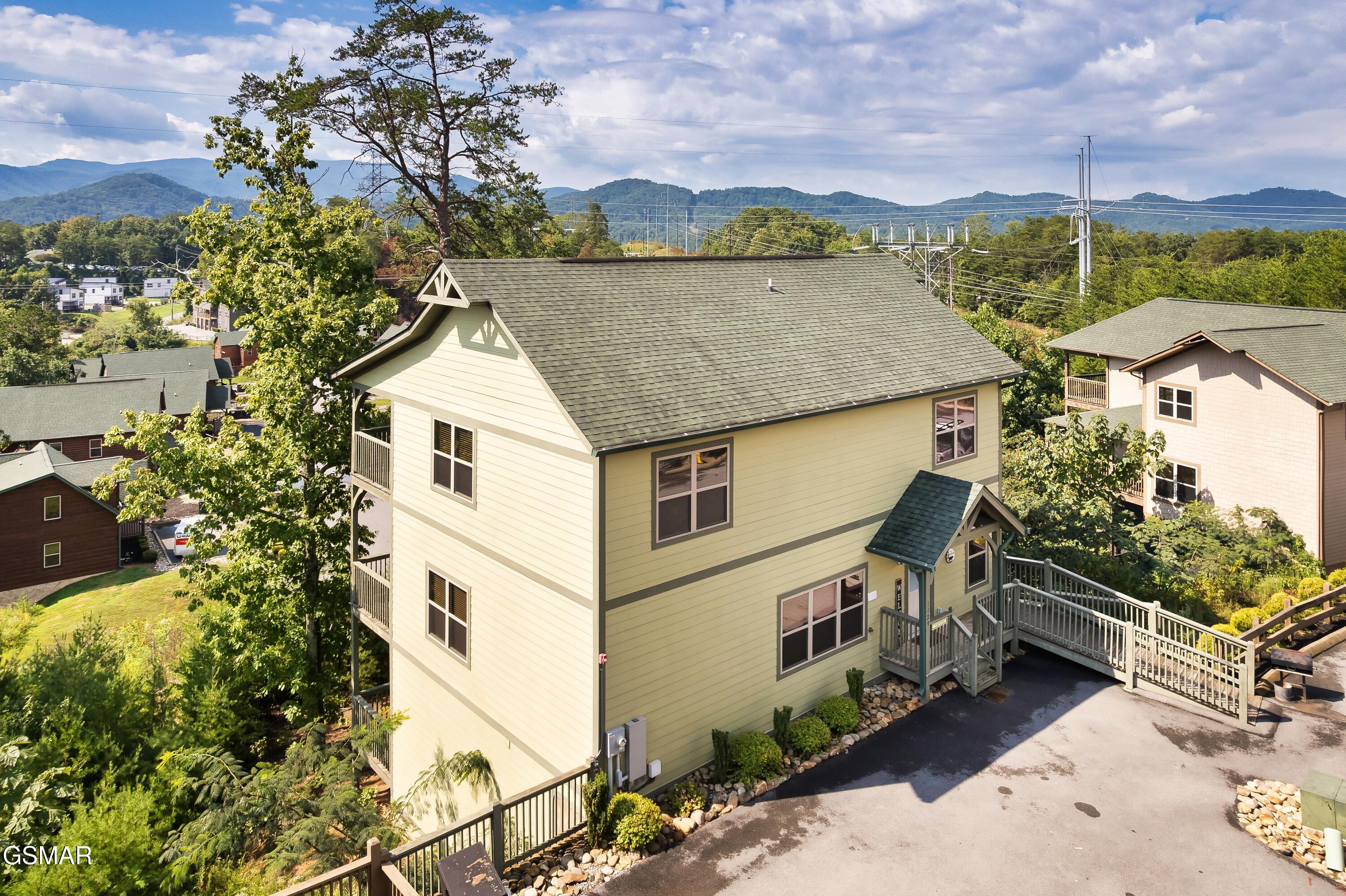1129 Cove Falls Way Pigeon Forge TN 37863